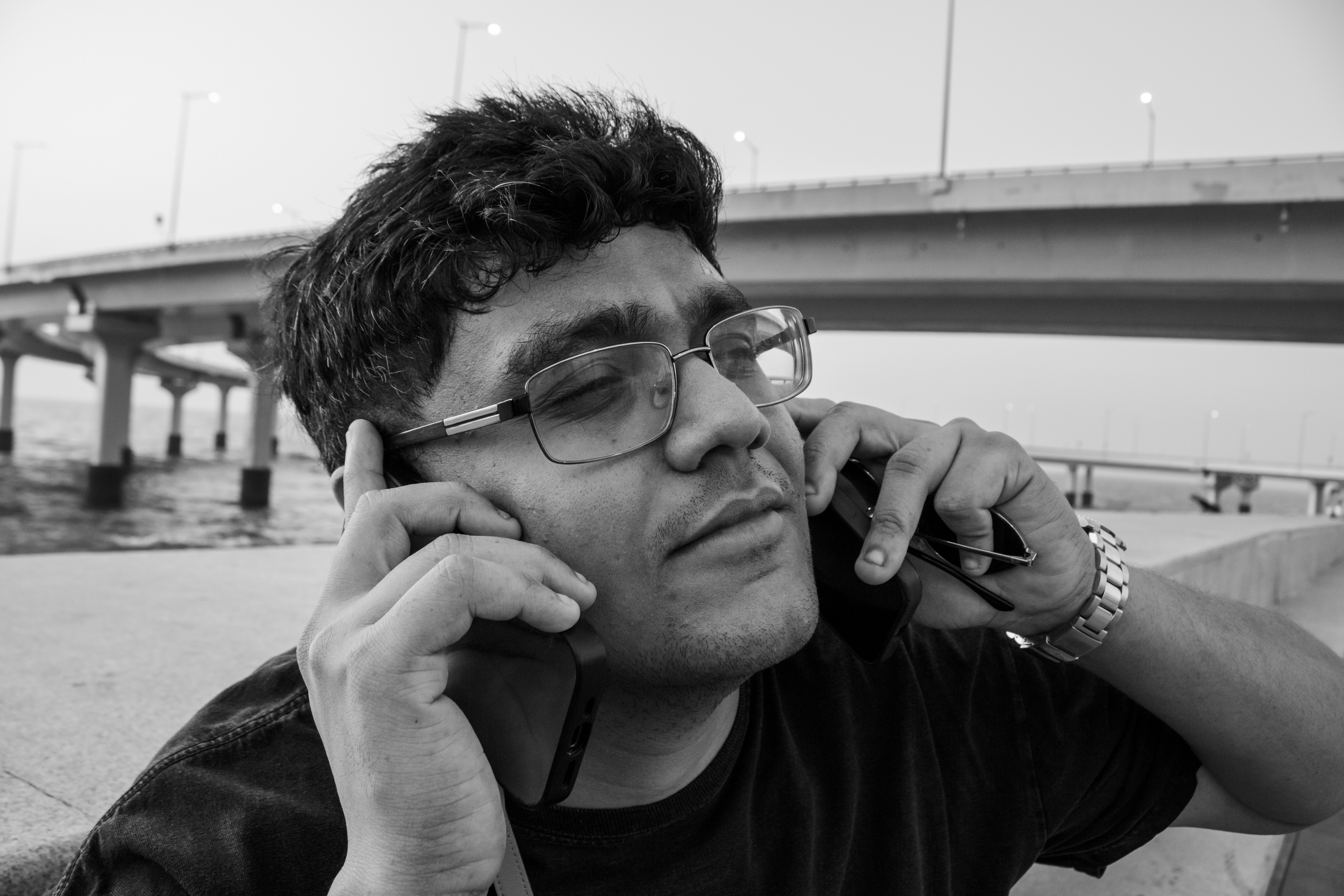 Uomo che parla contemporaneamente a due telefoni