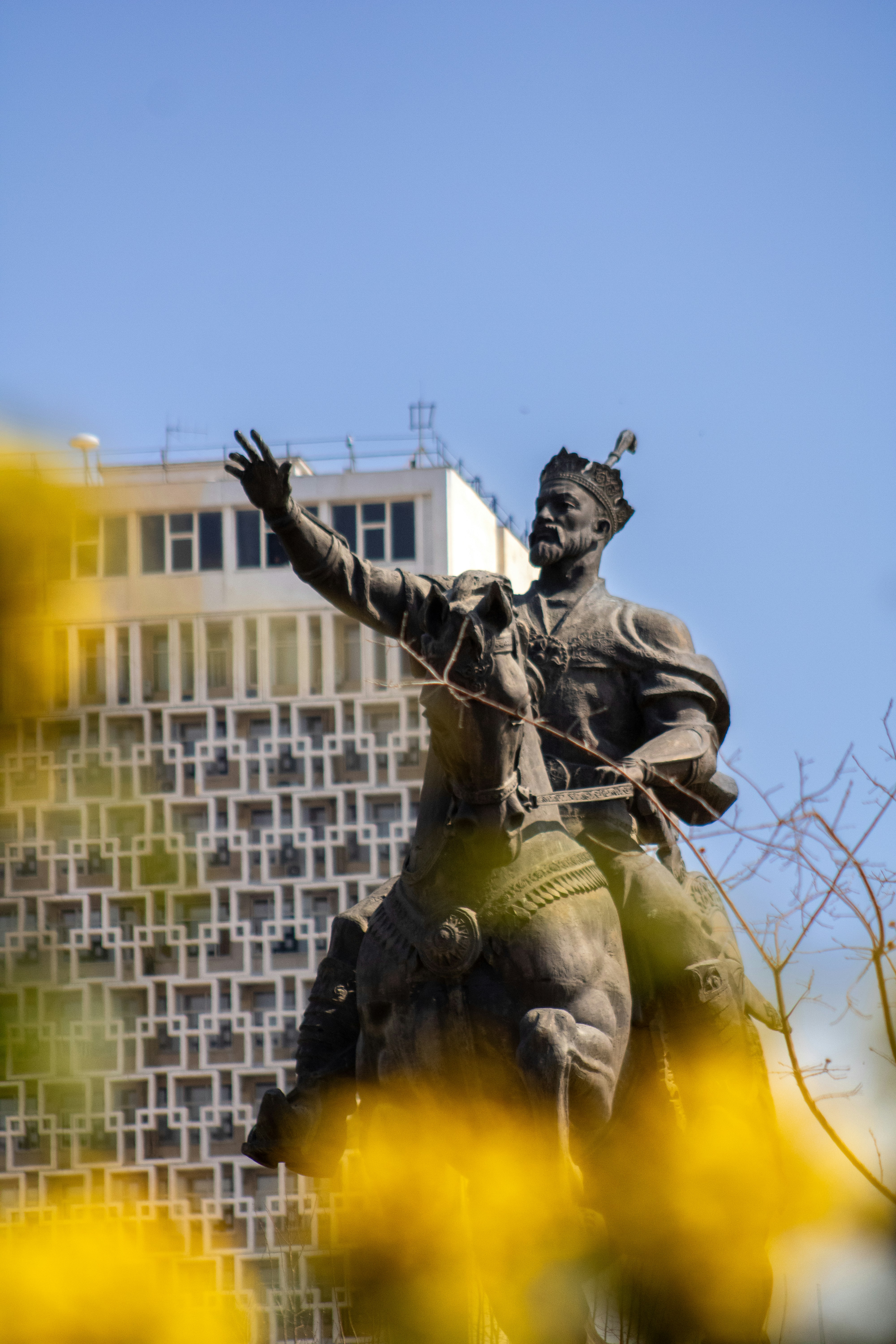 Statue équestre d’un homme en tenue historique.