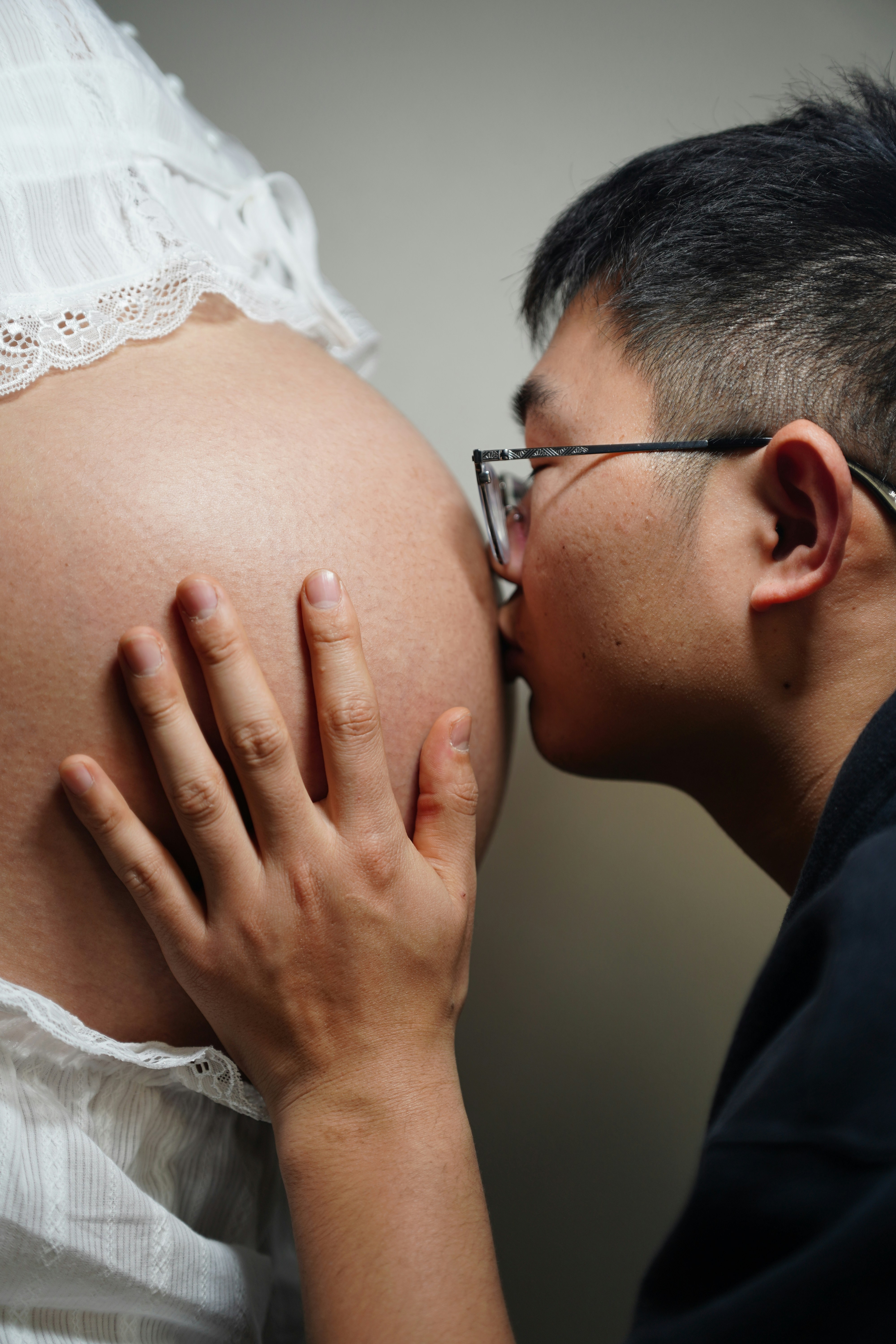 Man kissing pregnant woman's belly