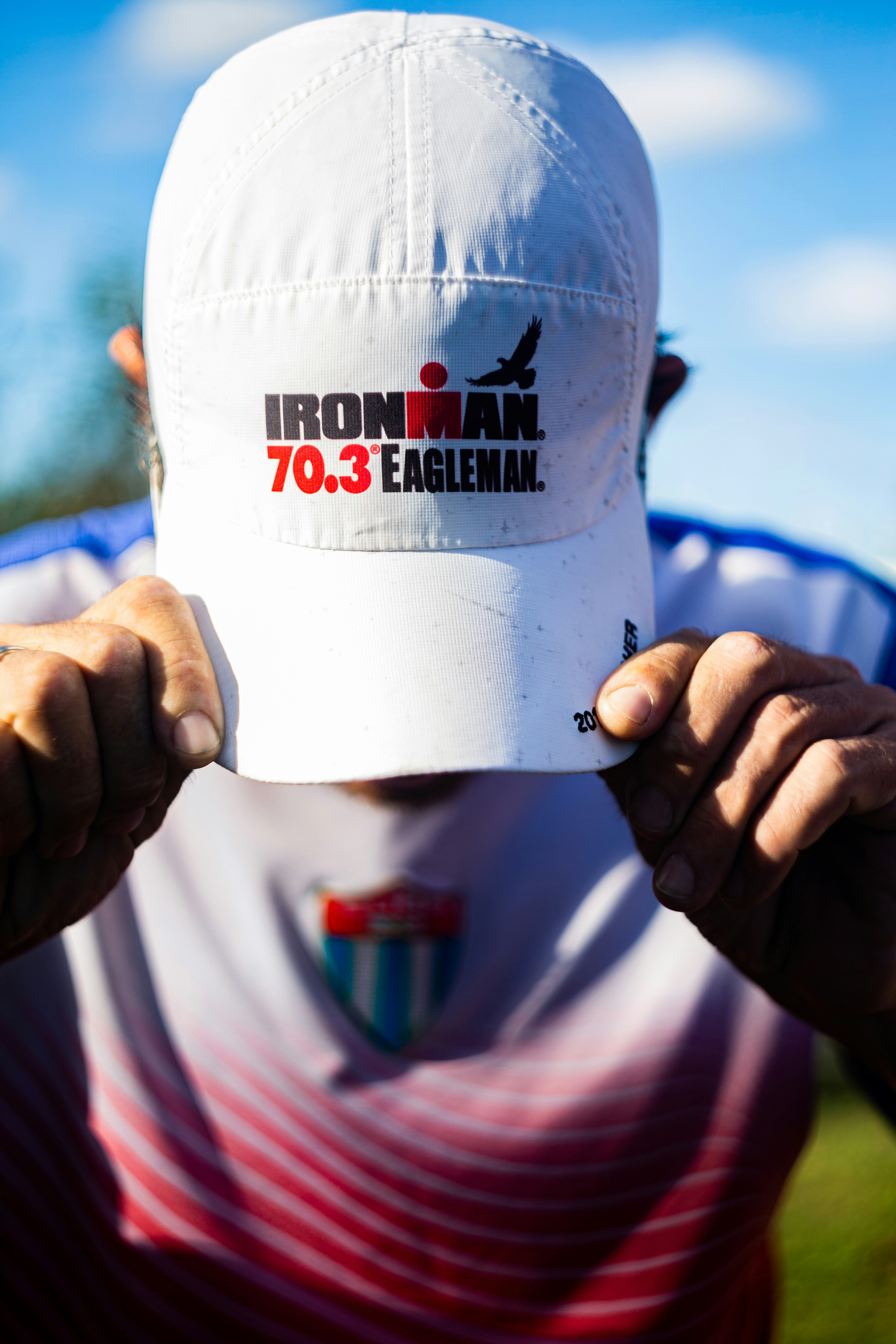 Homme portant un chapeau blanc Ironman 70.3 Eagleman