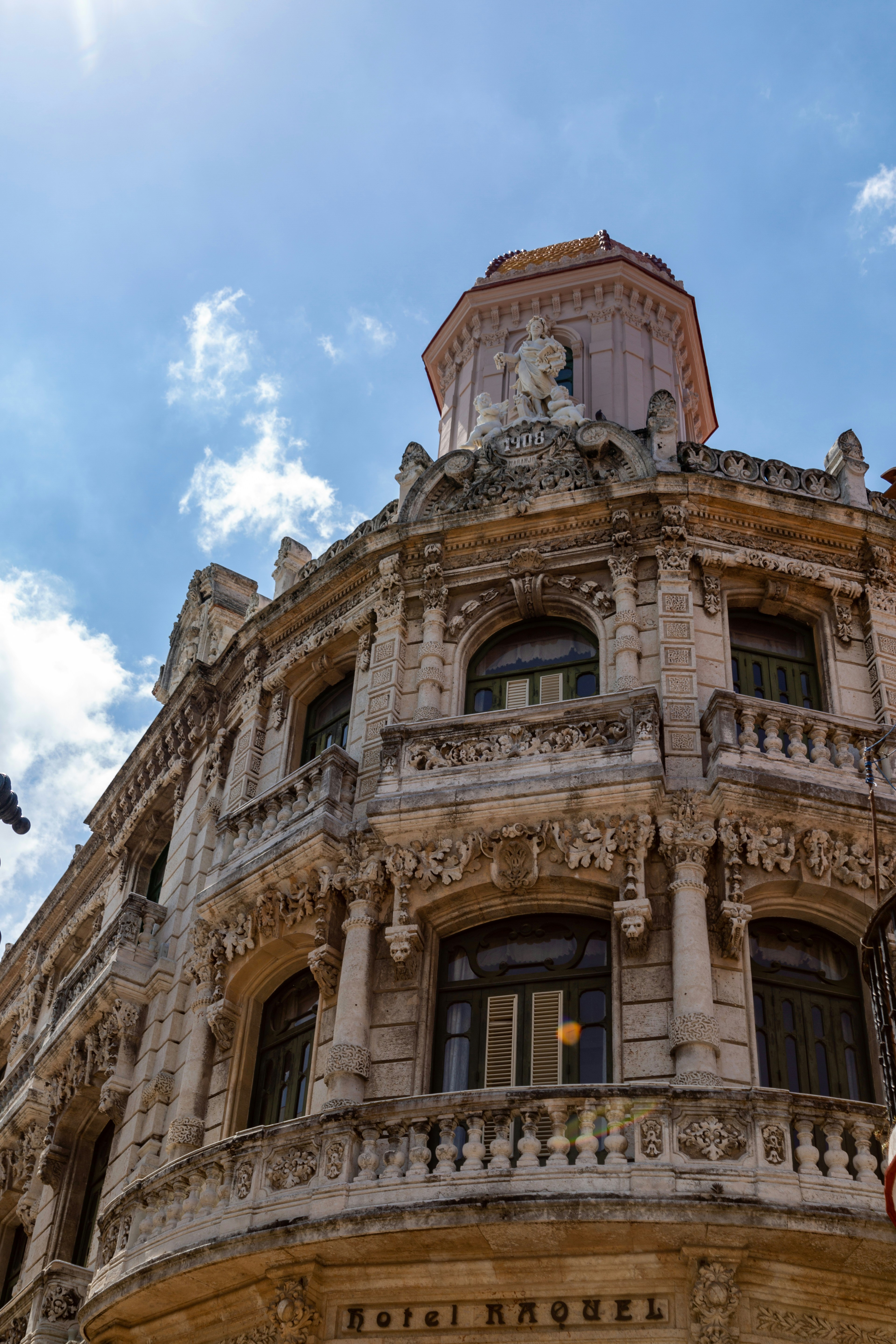 Bâtiment historique orné avec balcons sur un ciel bleu