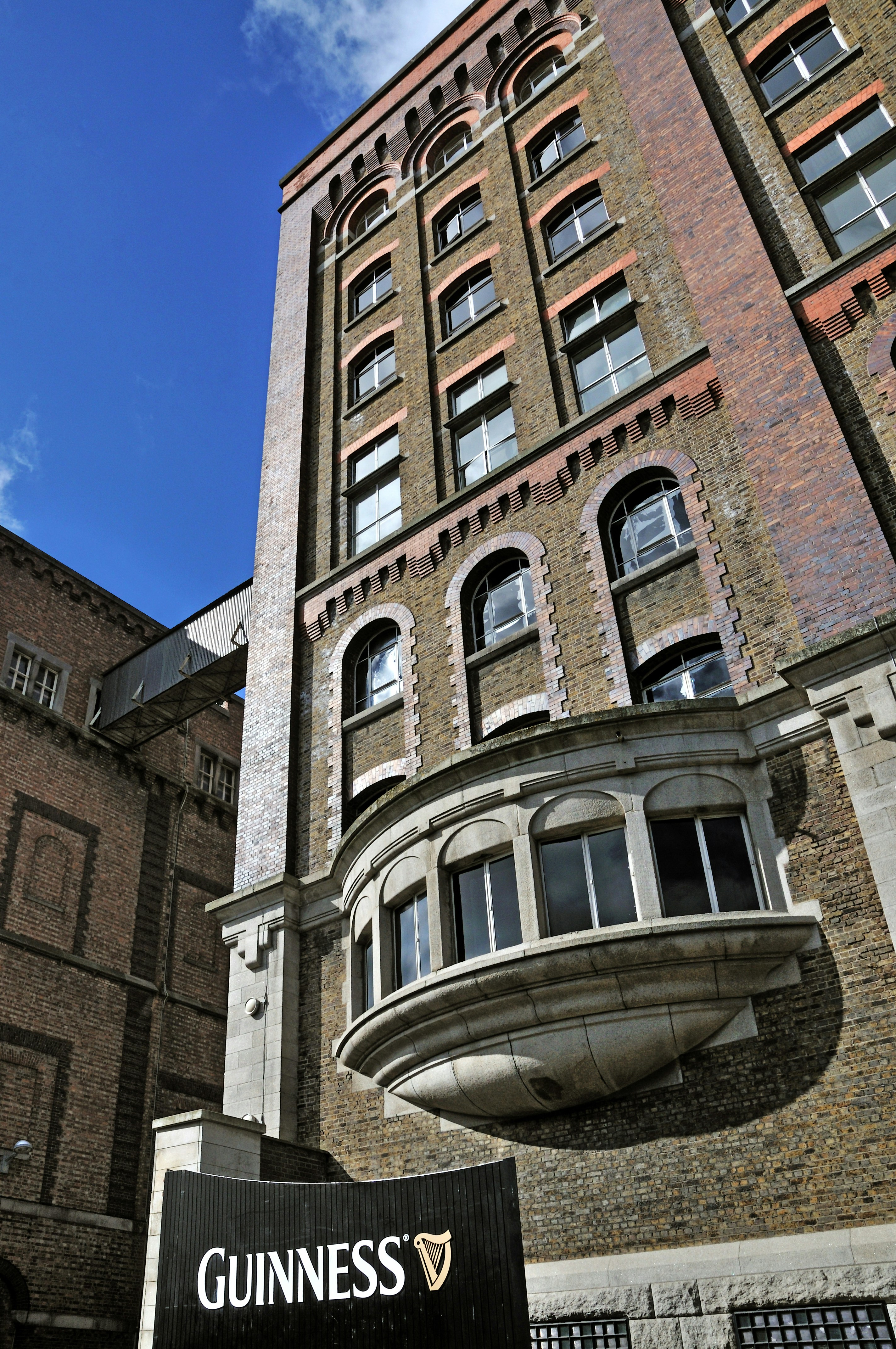 Guinness-Lagerhaus mit klarem blauen Himmel