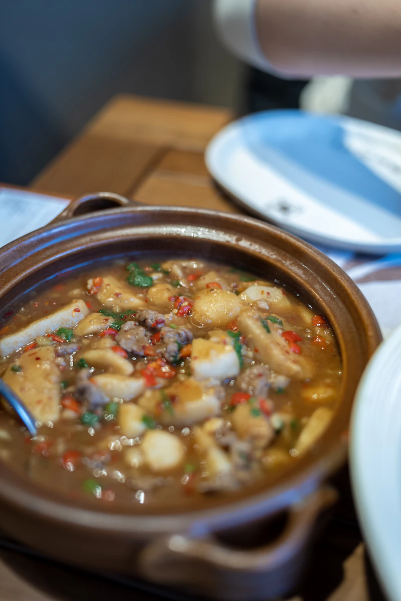 Nồi gà hầm cay Dakbokkeumtang nghi ngút khói