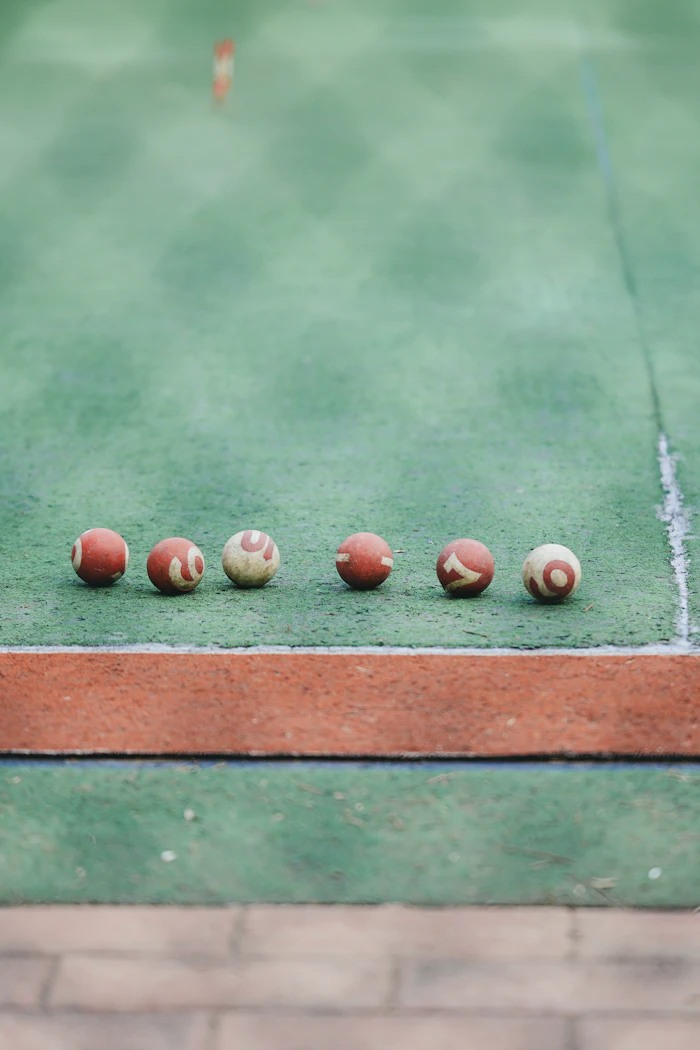 Bolas alinhadas em quadra esportiva
