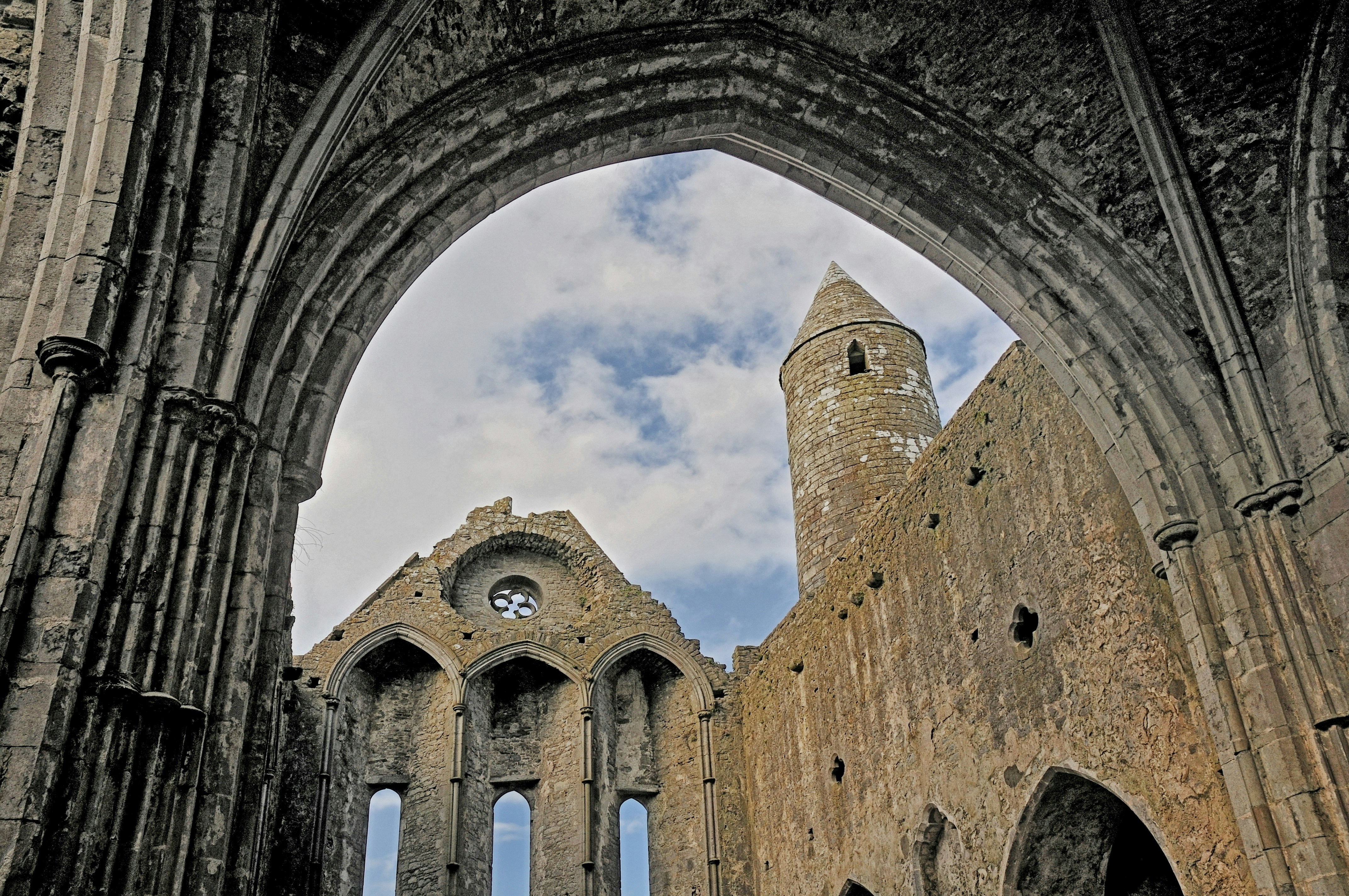 Ruine einer antiken Steinkathedrale mit rundem Turm