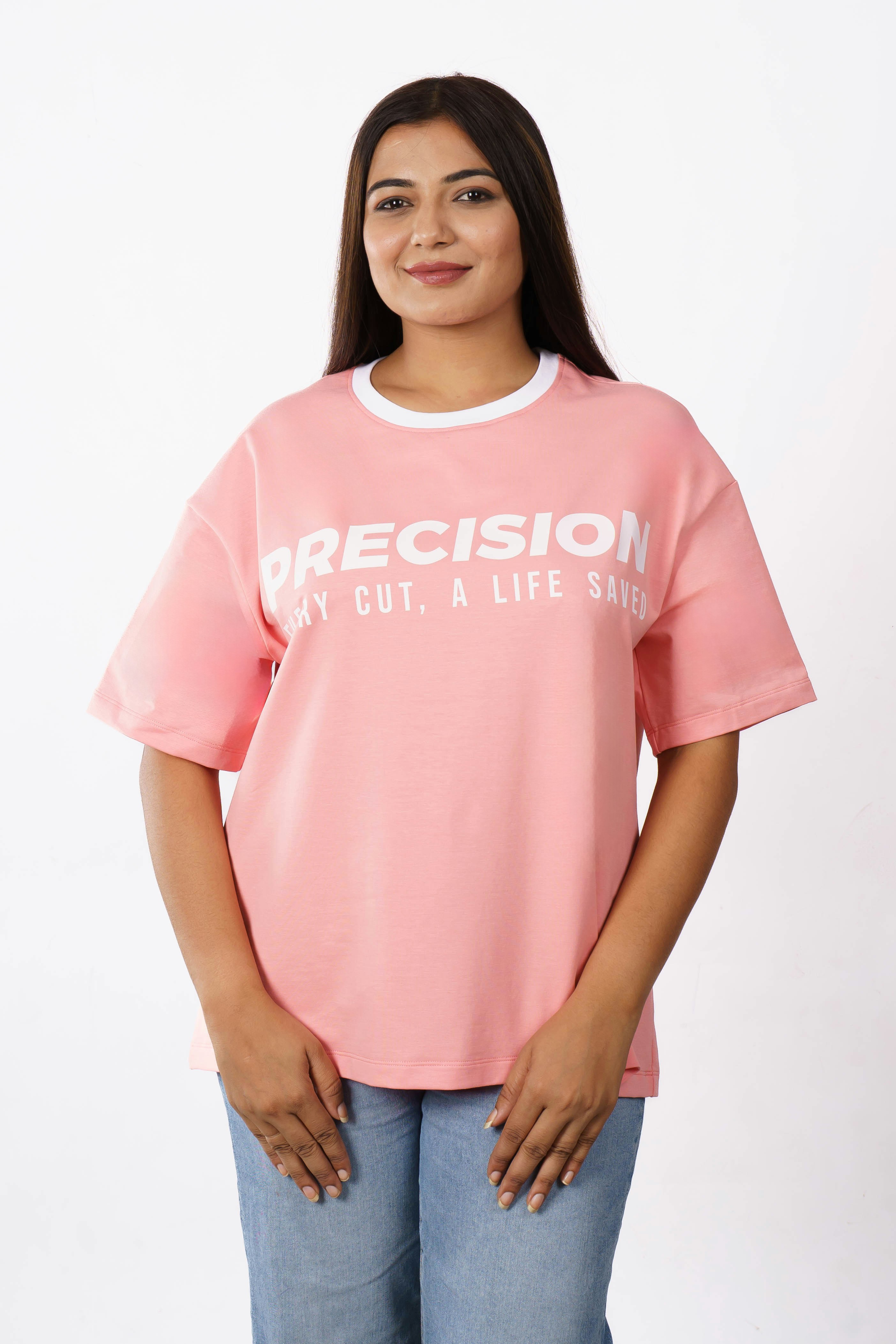 Une femme portant un t-shirt rose avec un texte