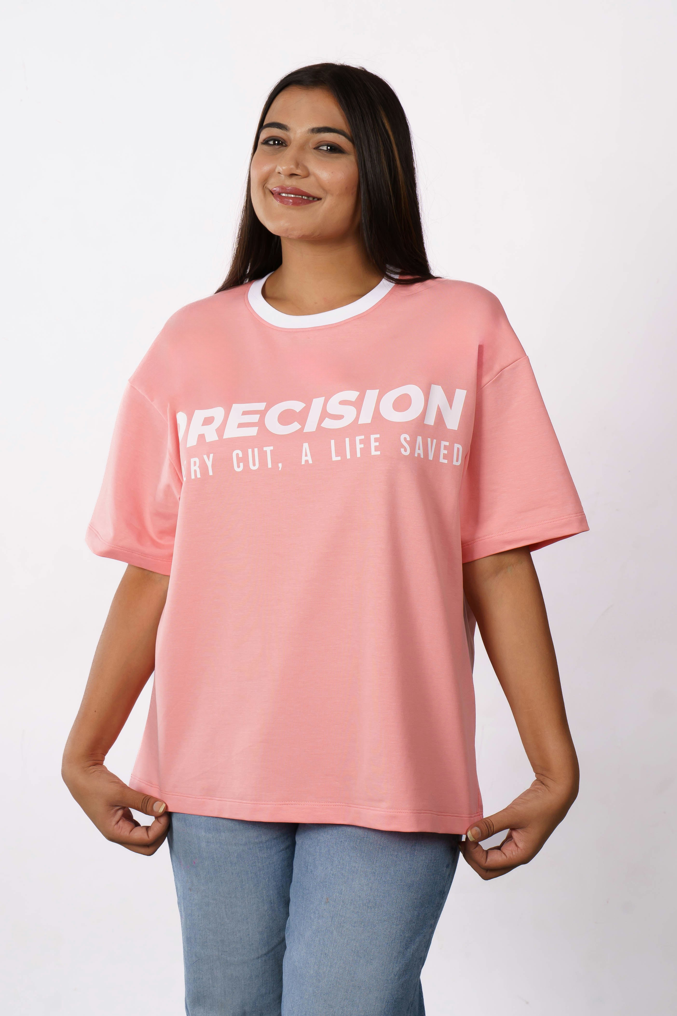 Una donna con una maglietta rosa con testo