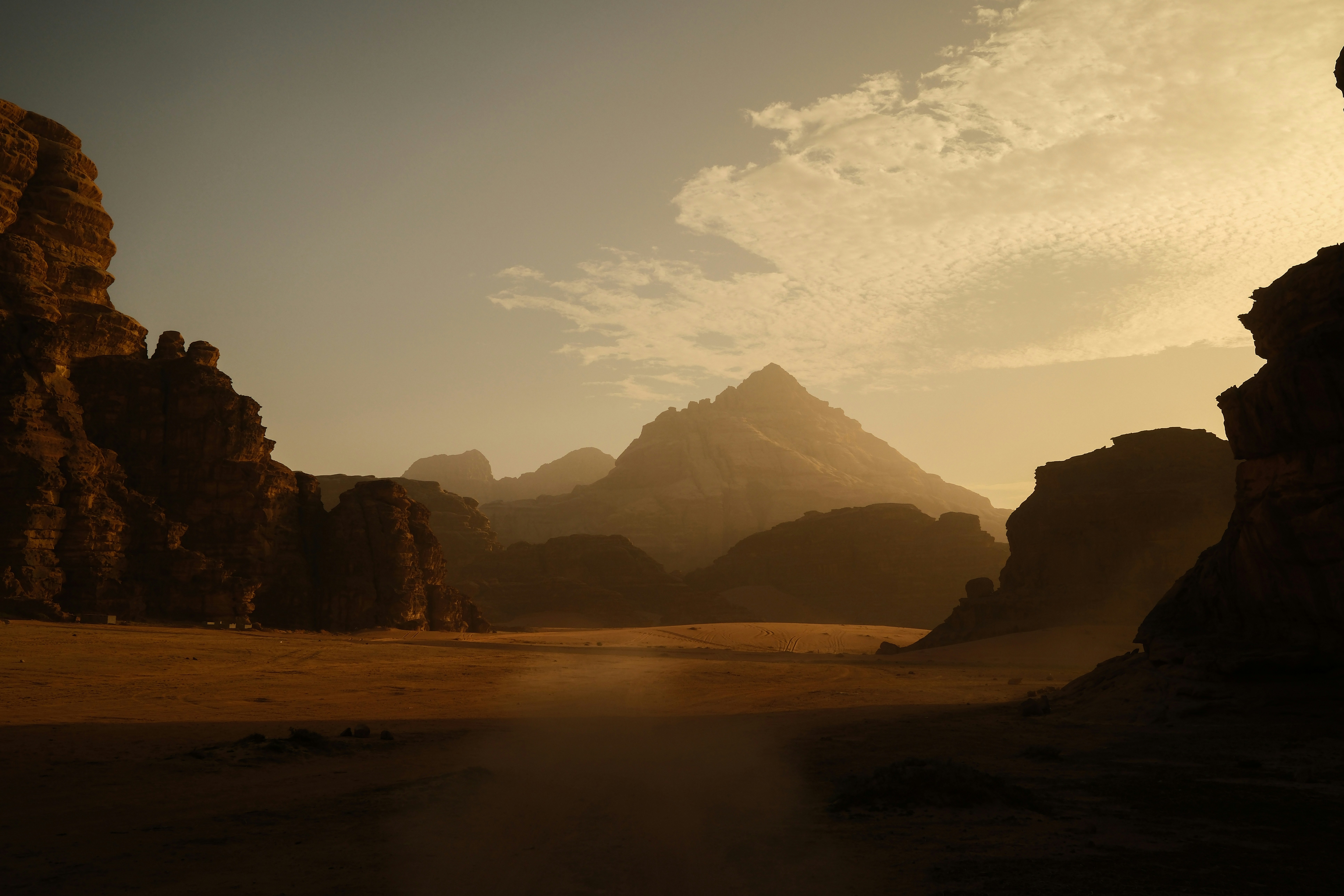 Paysage désertique de canyon avec montagnes au coucher du soleil