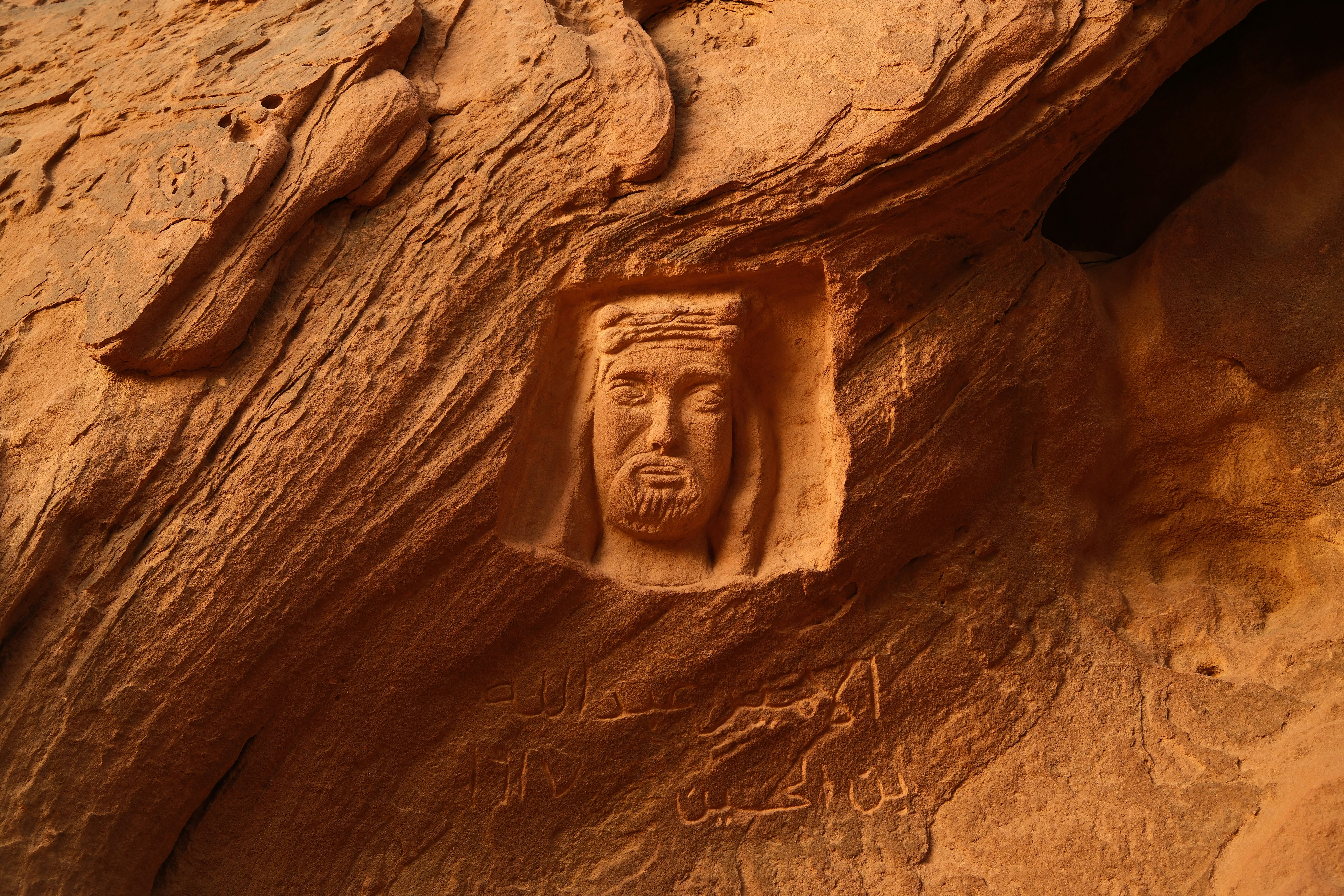 Ancienne gravure d’un visage sur une falaise de grès.