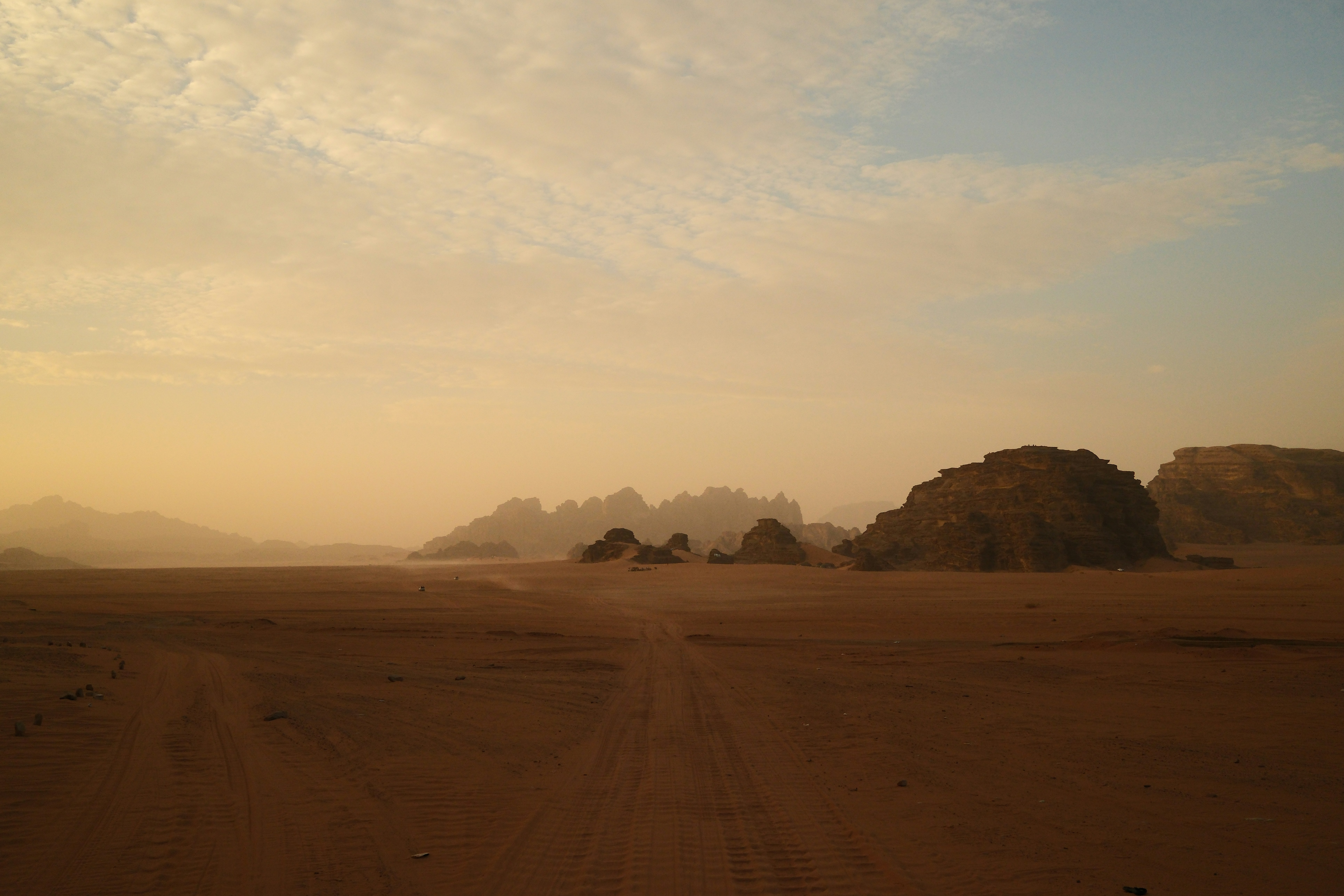Paysage désertique avec formations rocheuses au lever du soleil