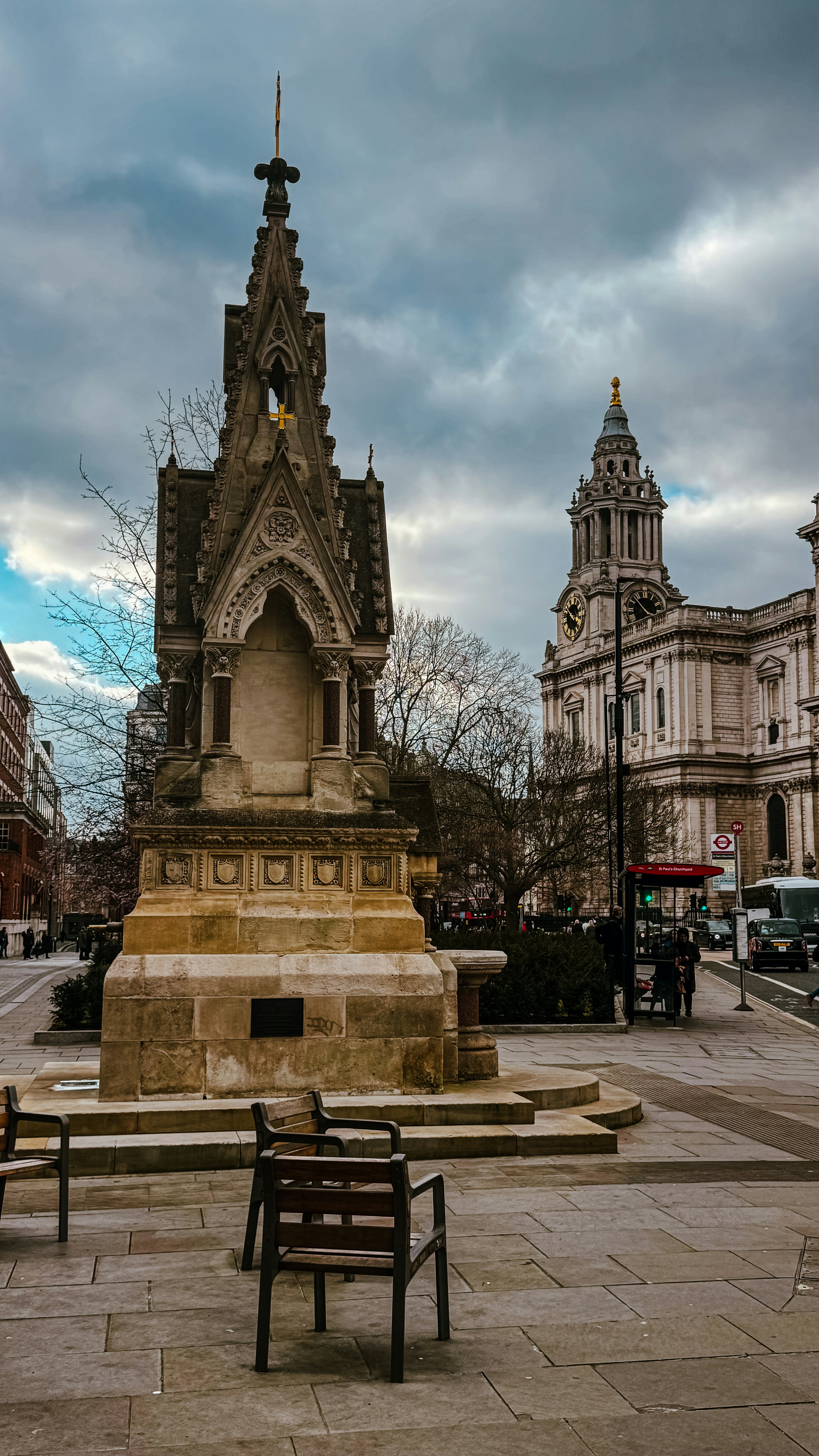 Monumento ornato davanti a una grande chiesa