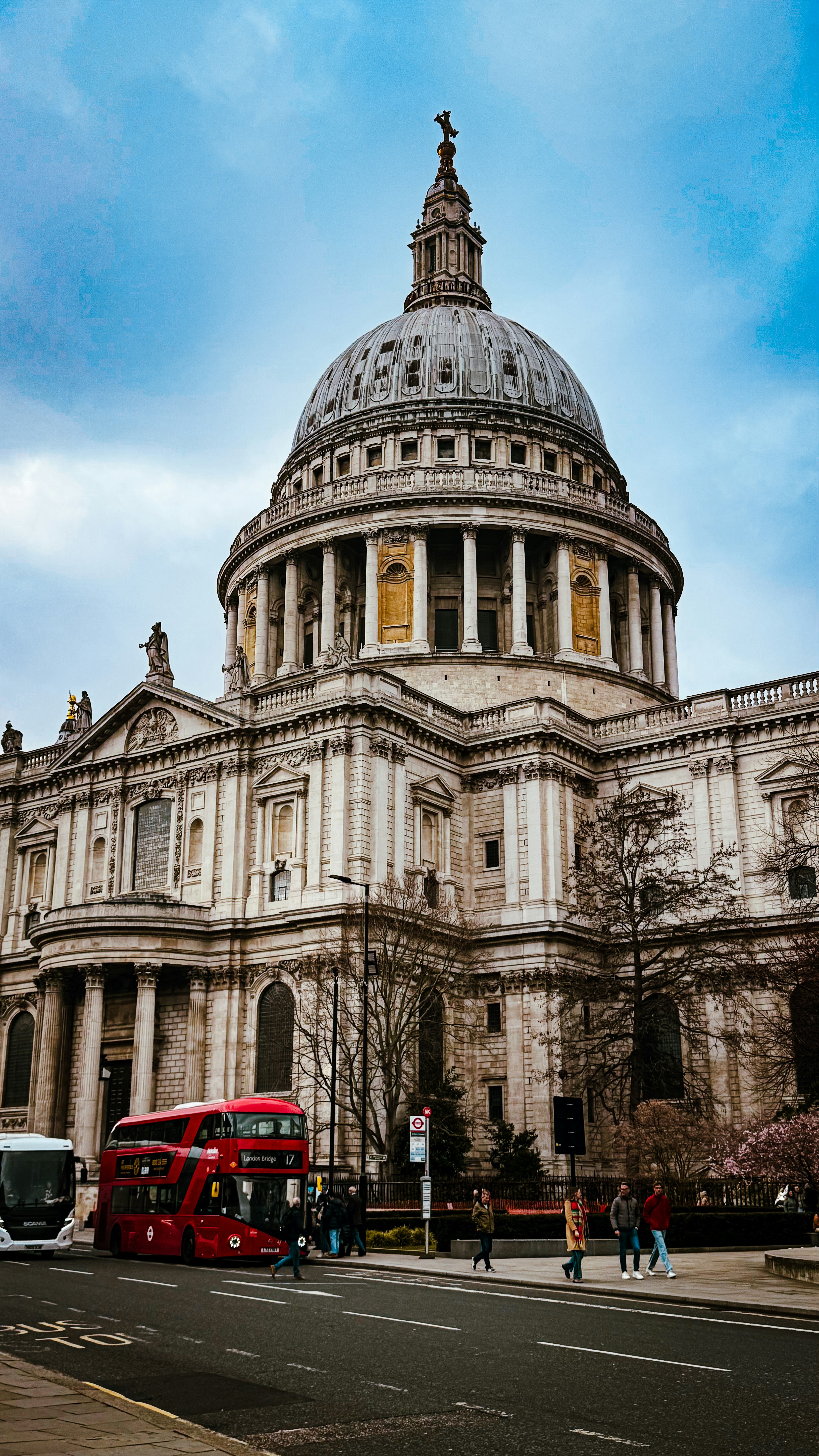 Cattedrale di San Paolo con autobus a due piani rosso.