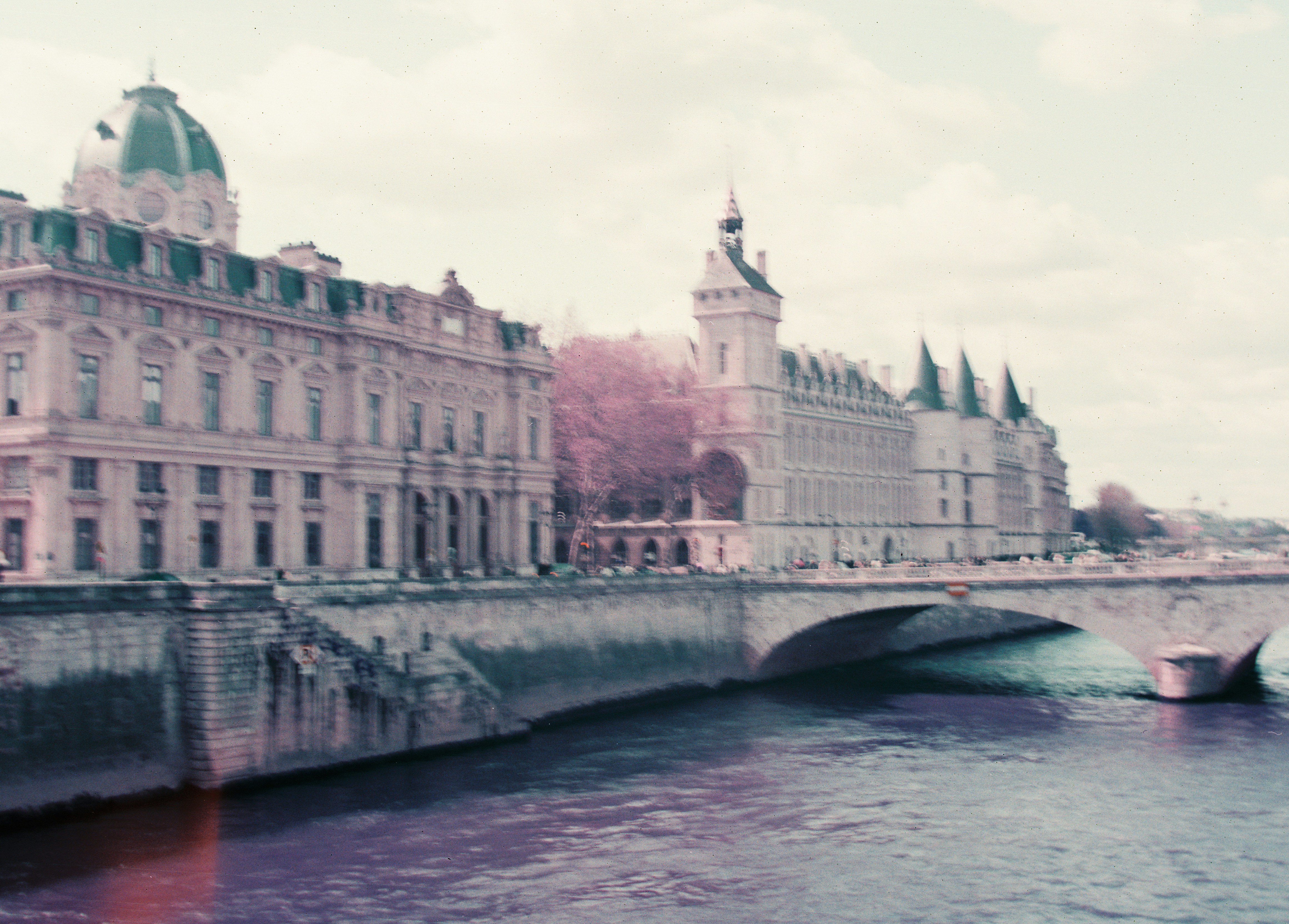 Edificios históricos bordean el río Sena en París