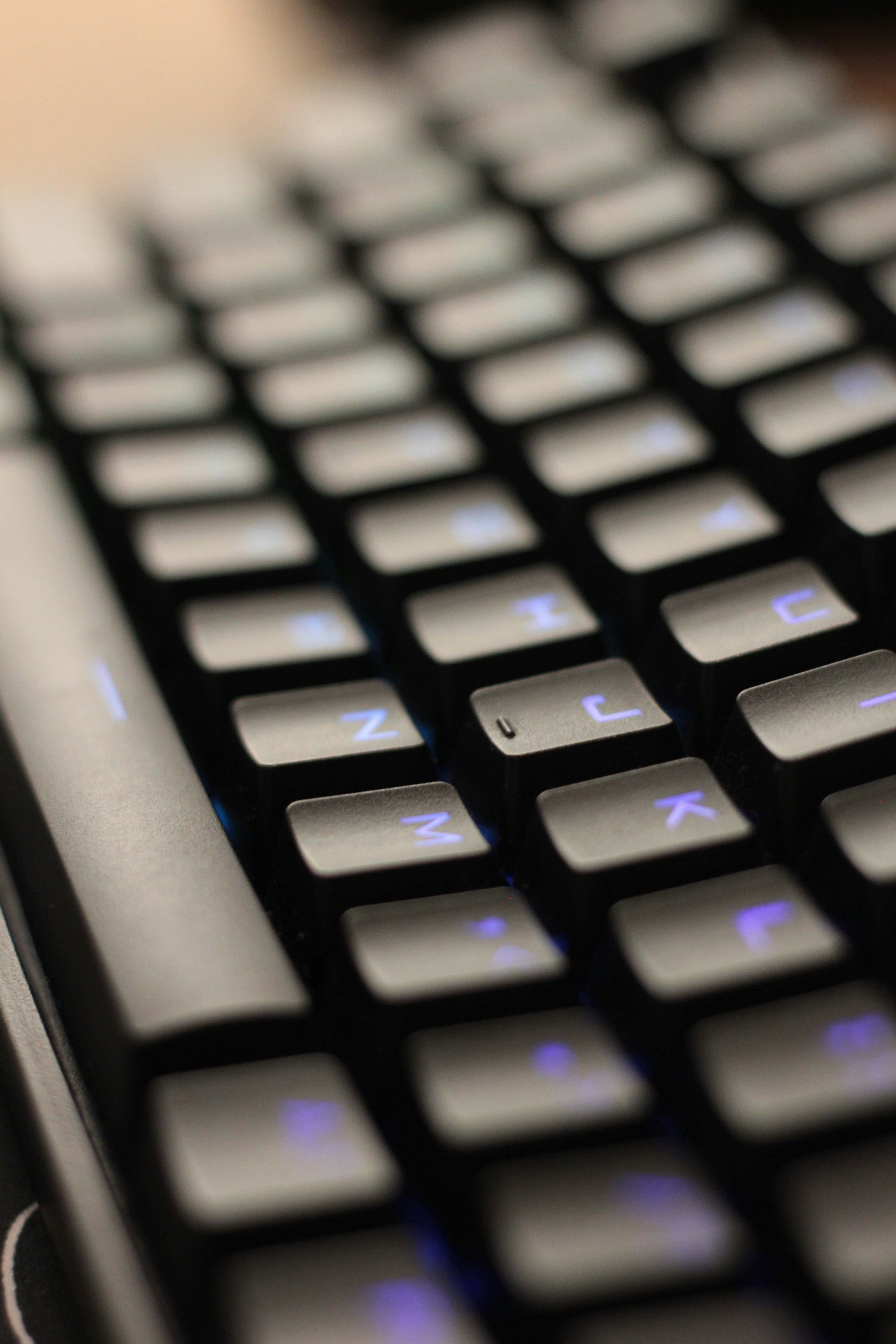 Primer plano de un teclado de ordenador retroiluminado