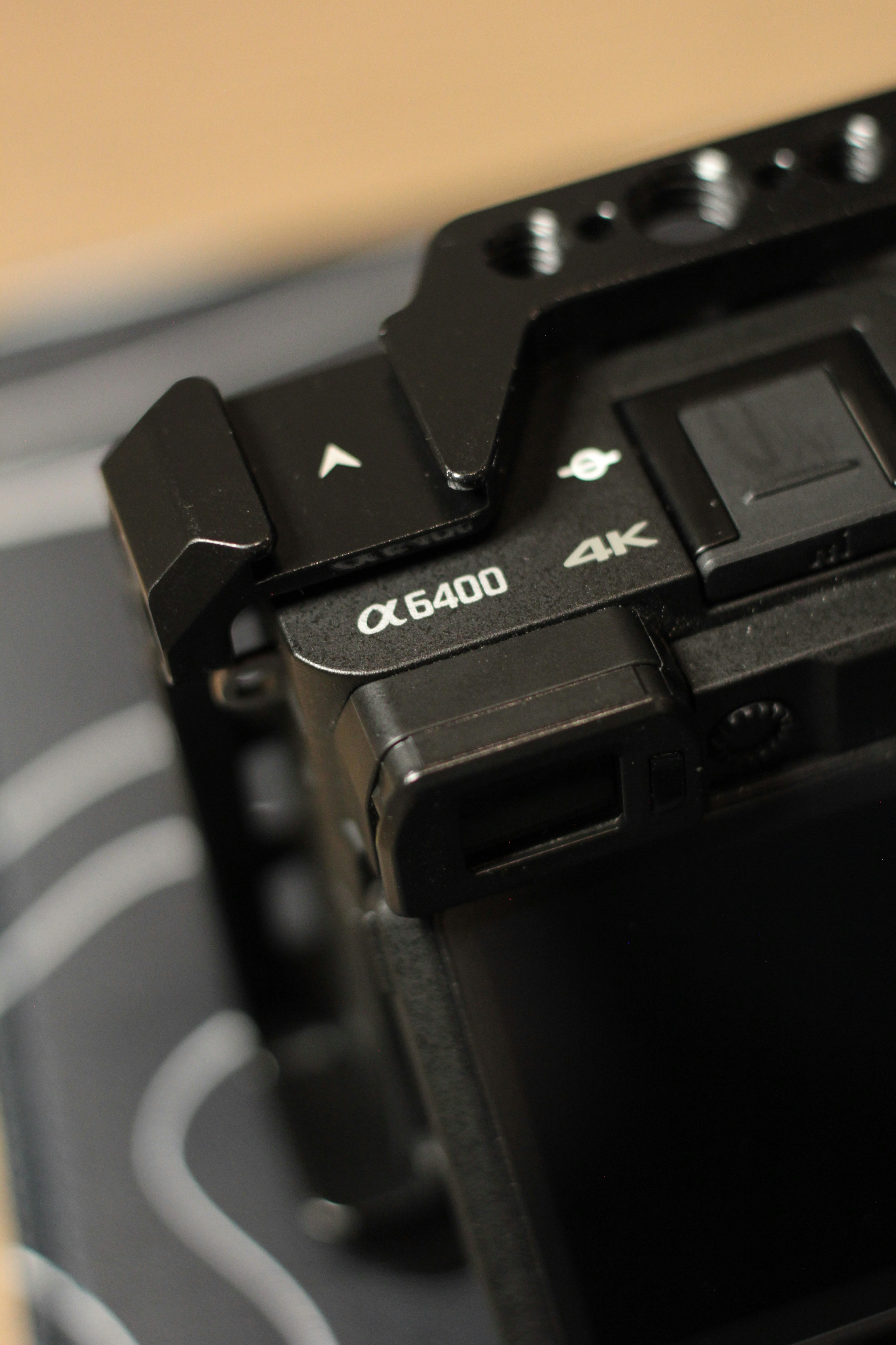 Primer plano de una cámara negra con las marcas "α6400 4k".