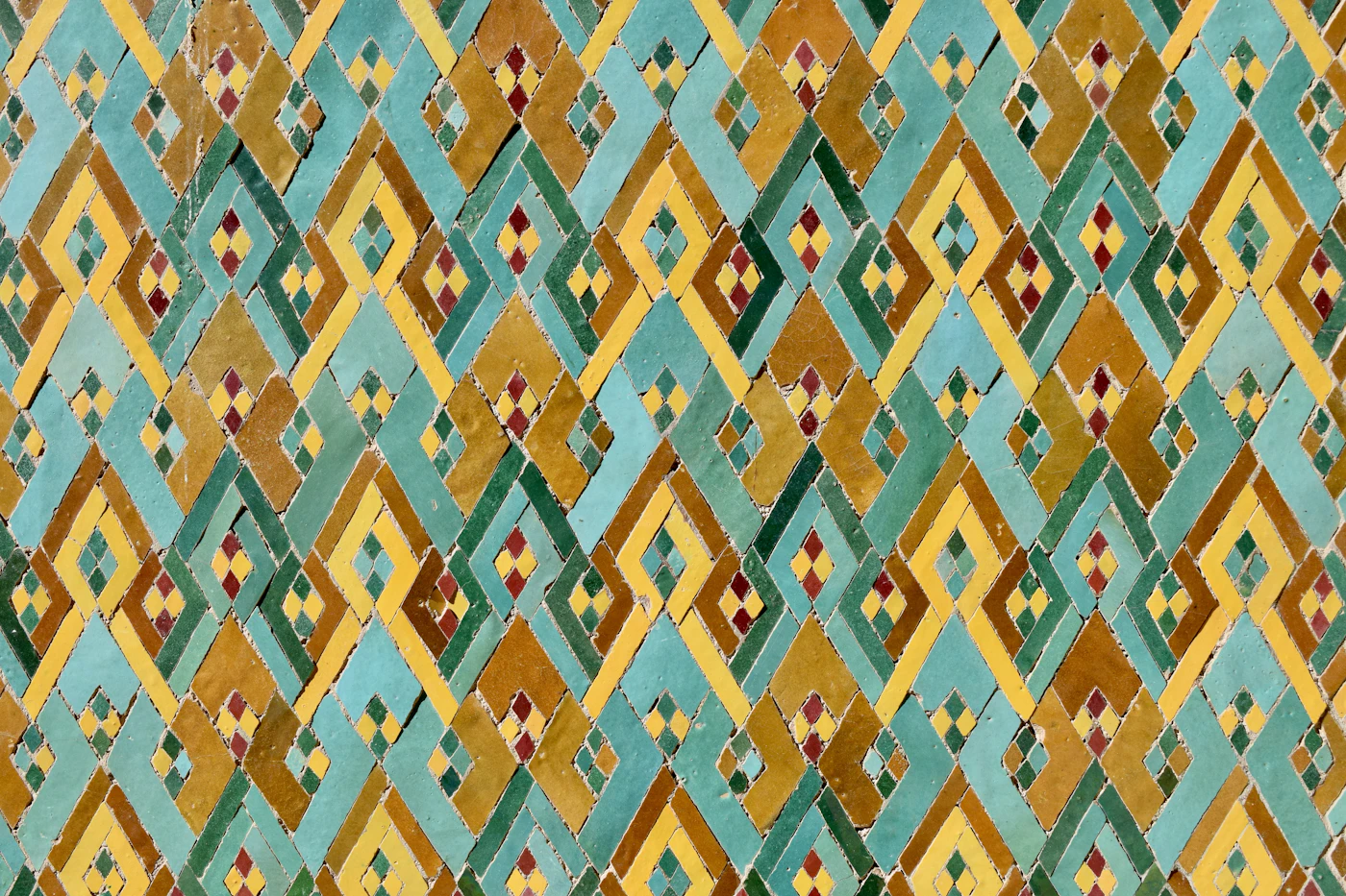 Détail mosaïque zellige marocaine en teal et or