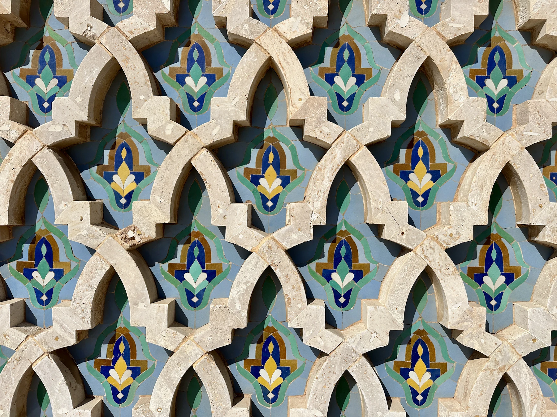 Motif de mosaïque géométrique colorée inspirant un atelier zellige