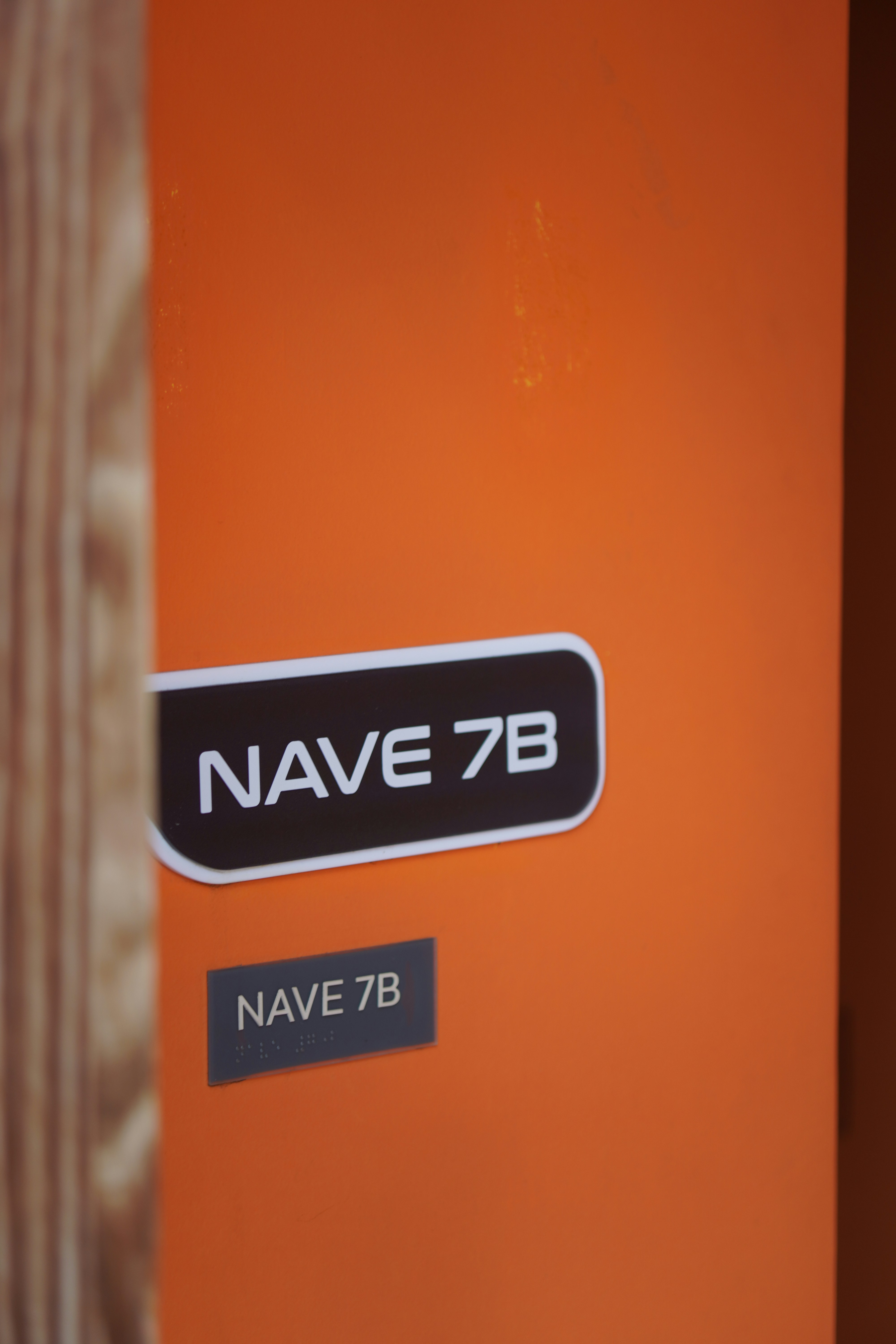 Two signs displaying "nave 7b" on orange background.