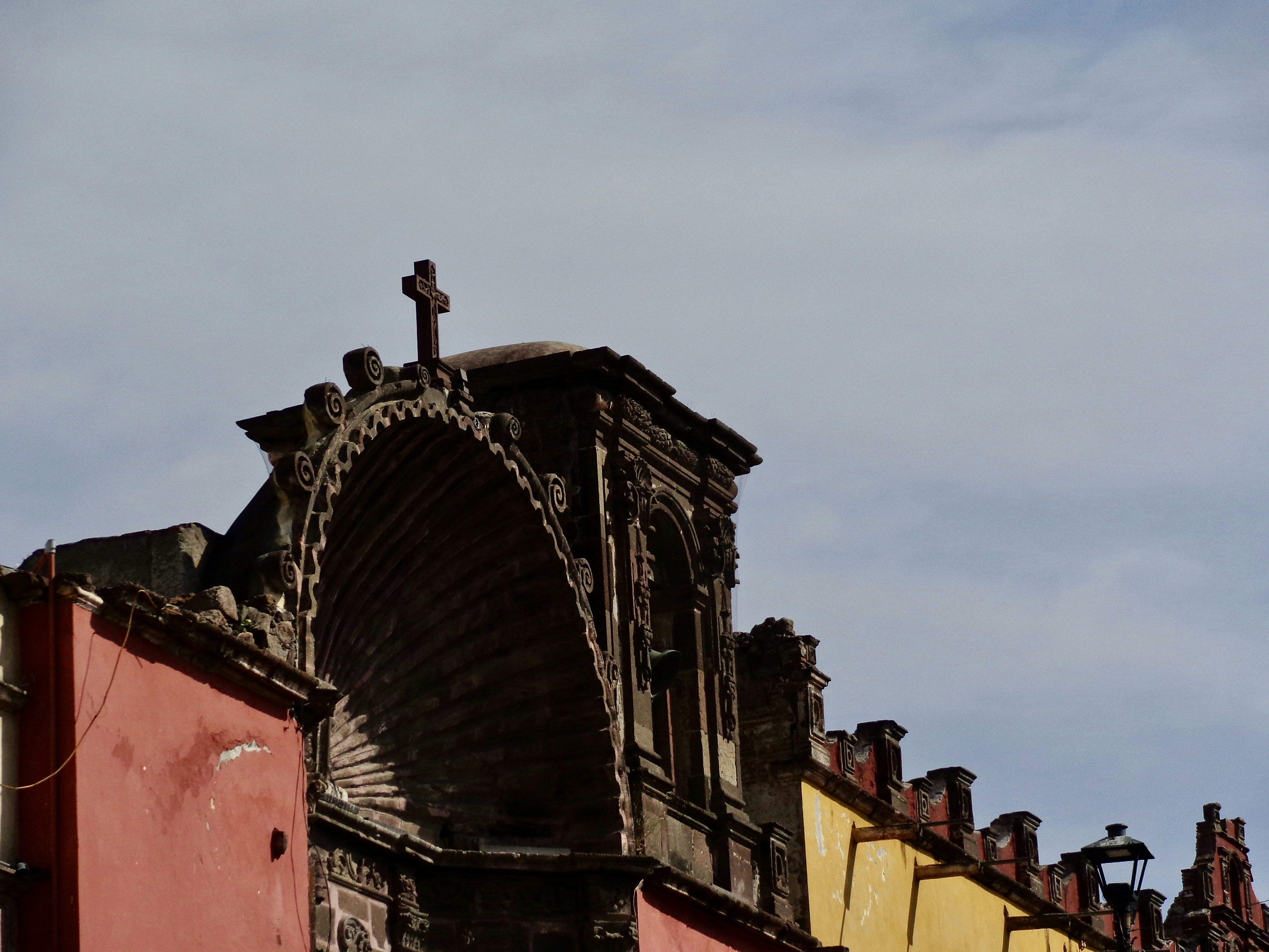 Arquitectura colonial con arcos y columnas en México