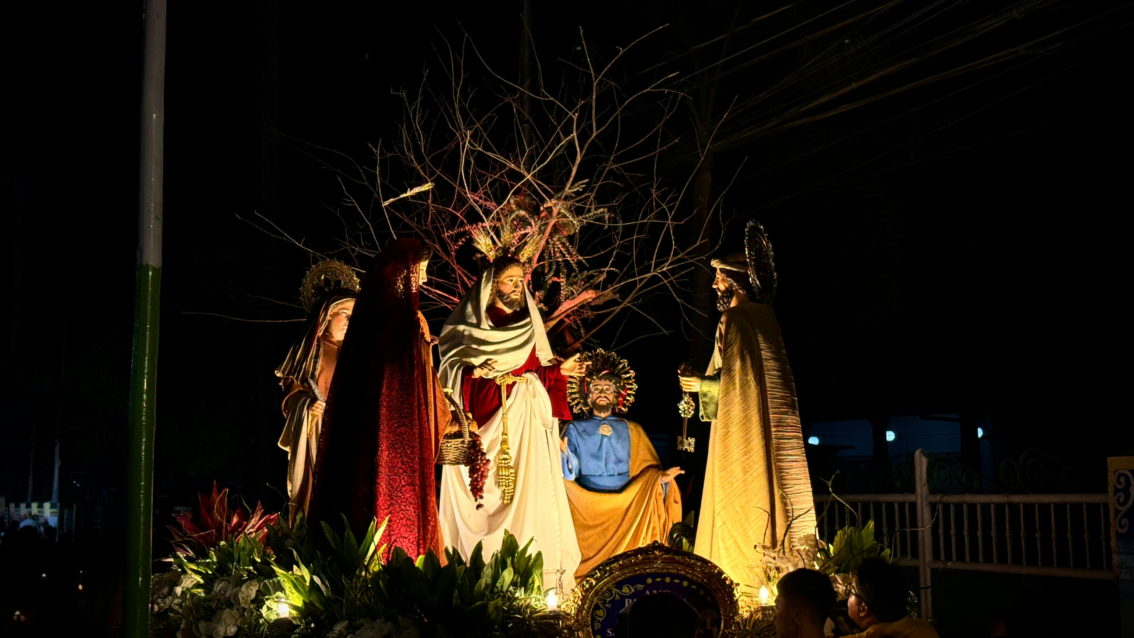 Figuras do presépio iluminadas à noite