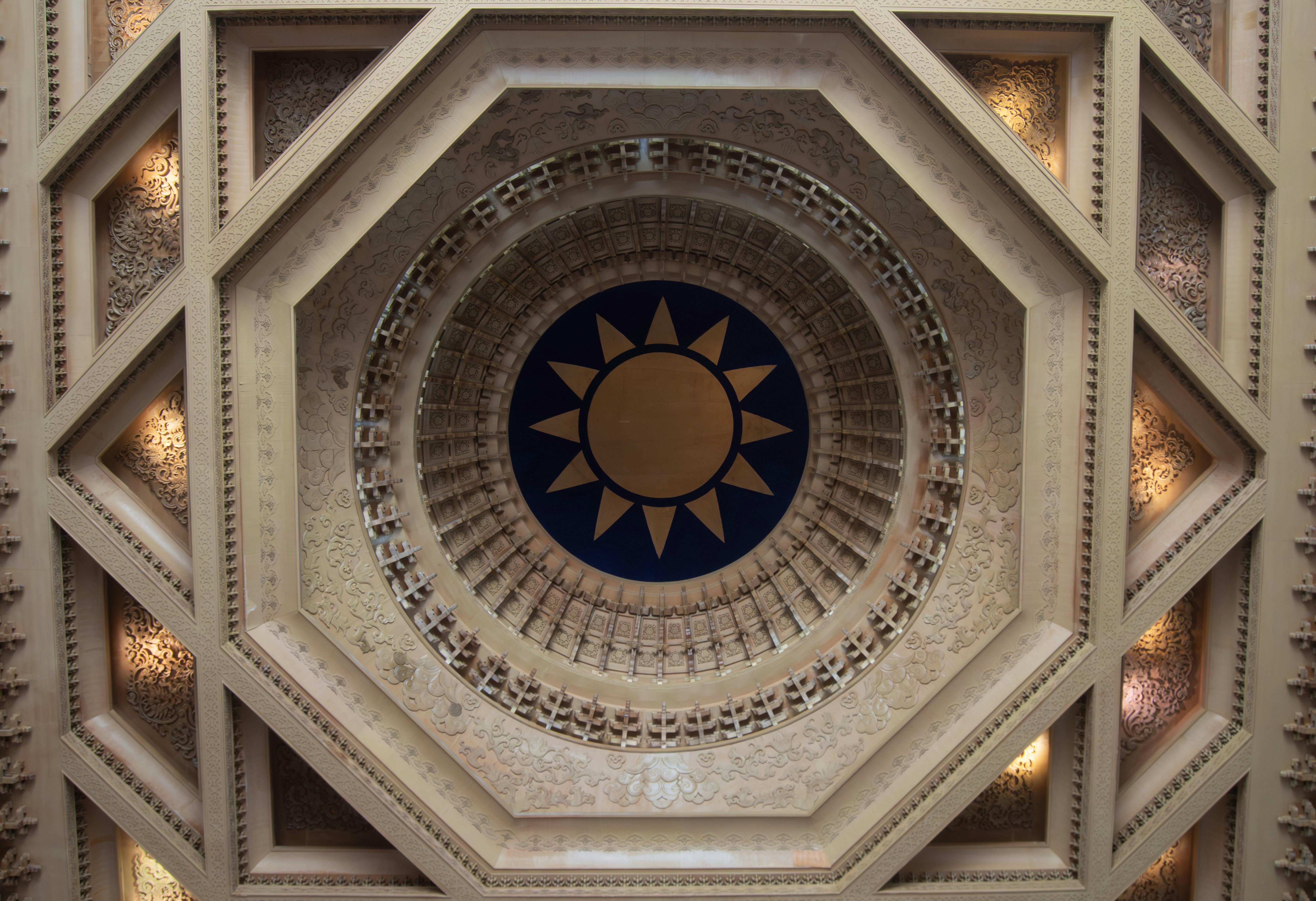 Plafond orné avec un emblème solaire