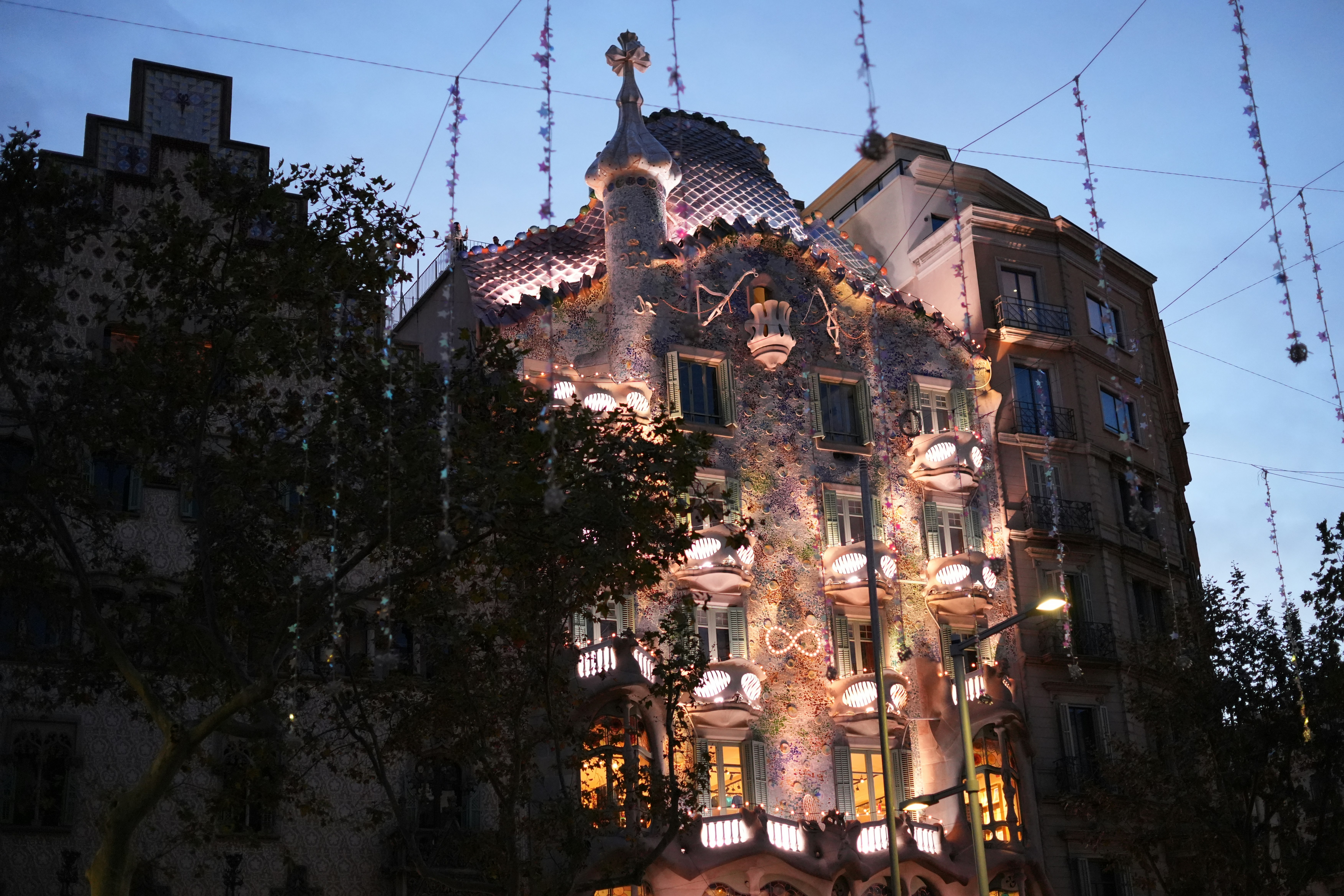 Edificio ornato illuminato di notte da luci appese