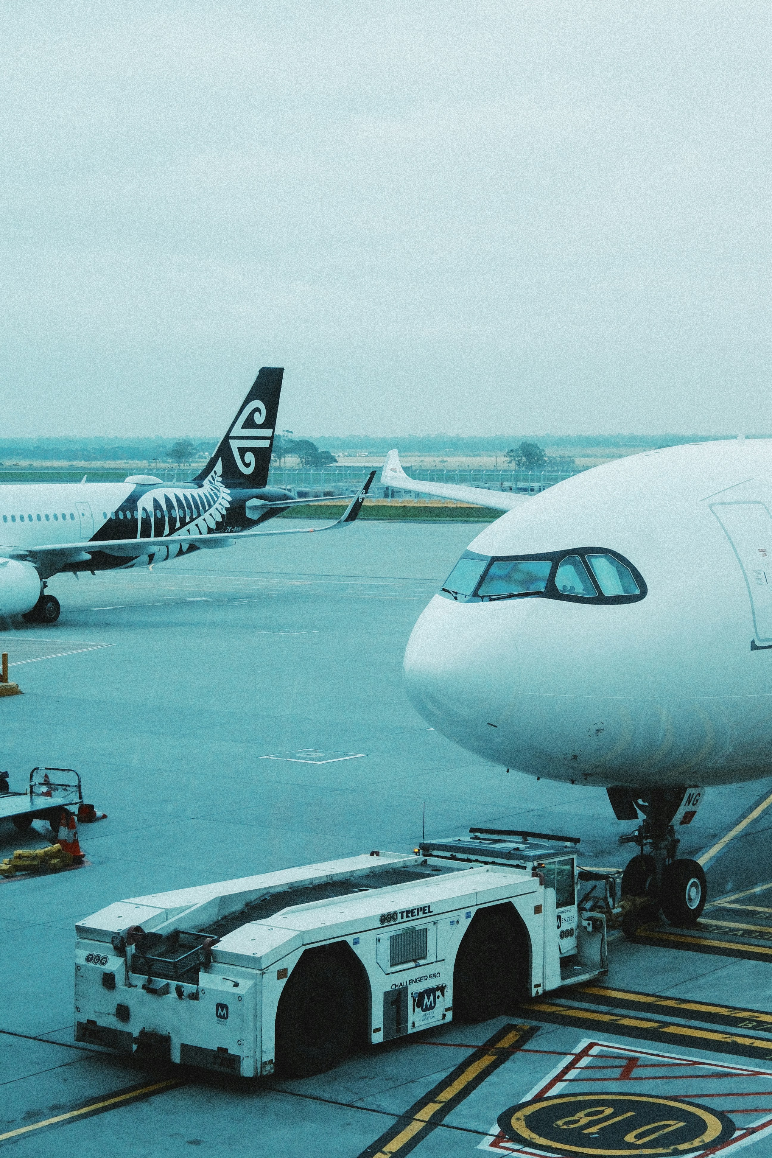 Des avions garés sur le tarmac d’un aéroport.
