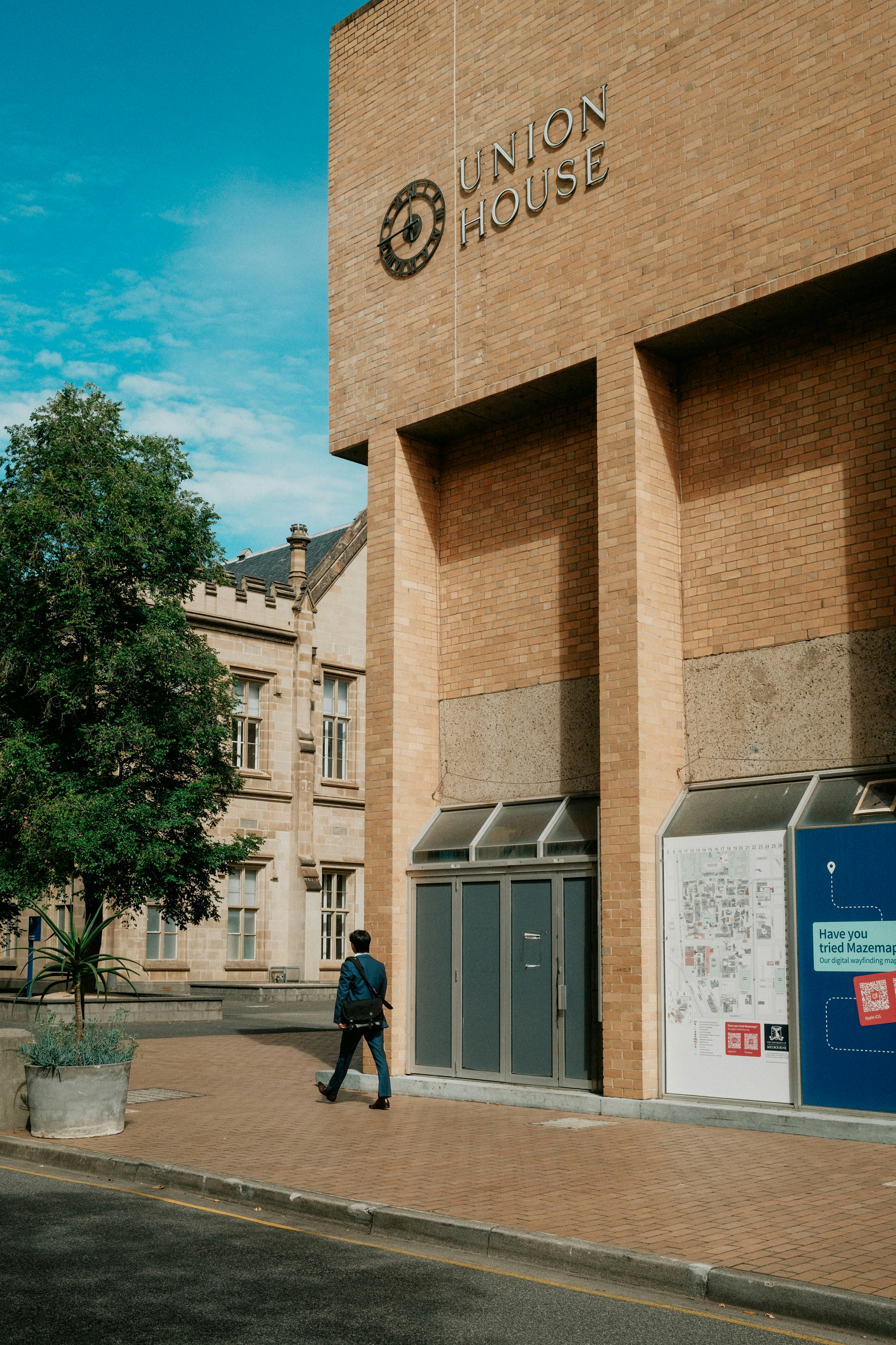 Une personne passe devant l’entrée du bâtiment de la maison syndicale.