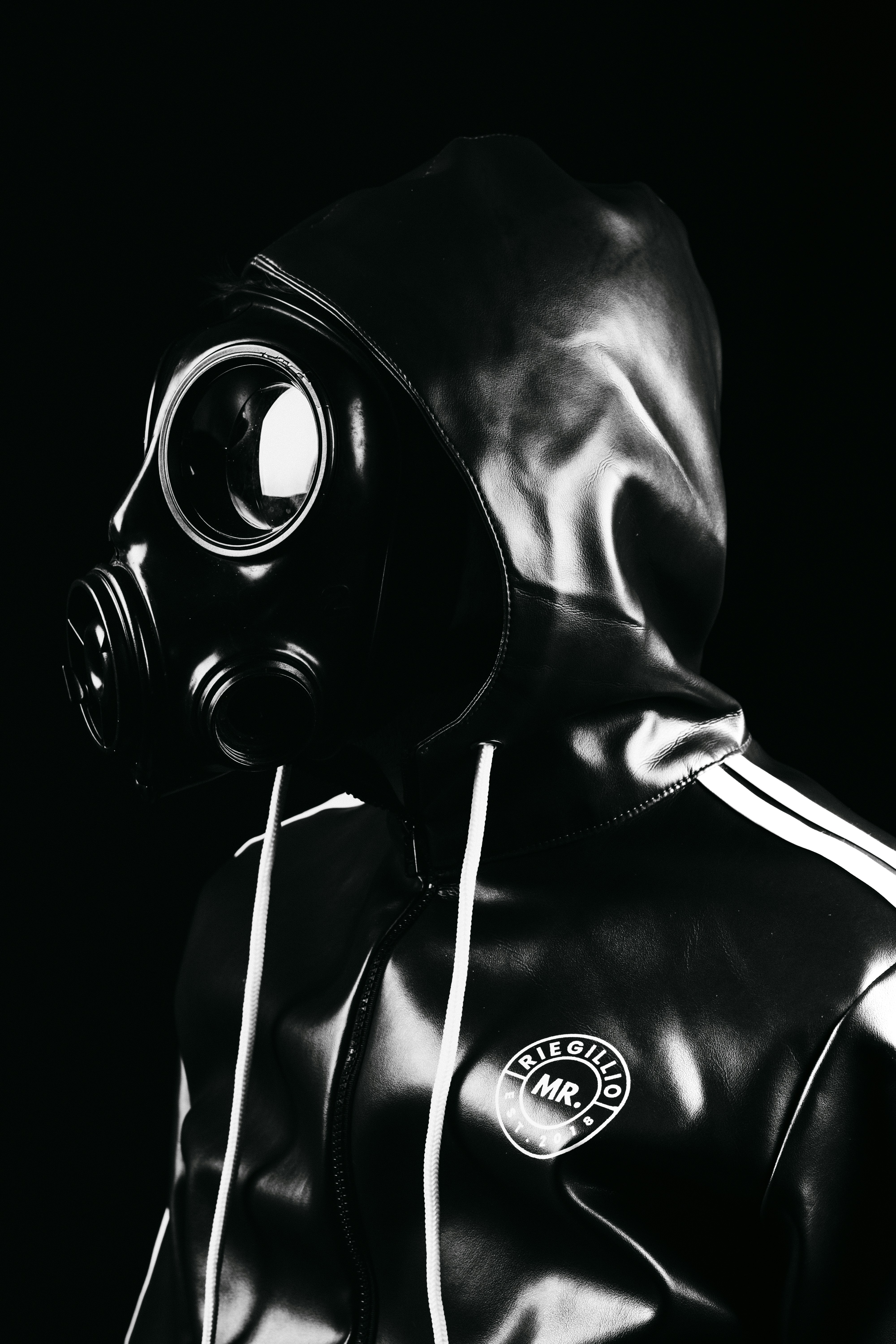 Personne portant un masque à gaz et une veste à capuche