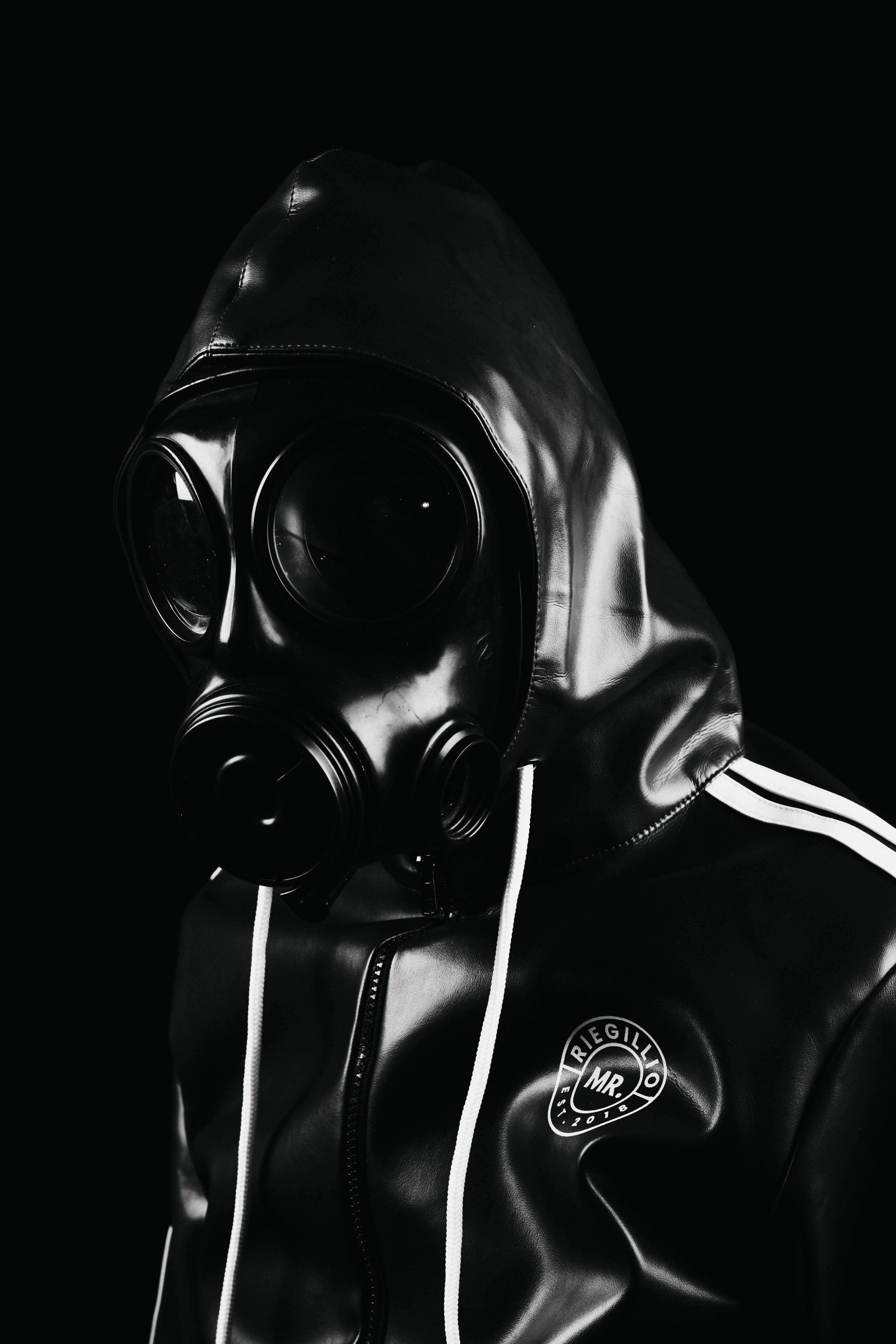 Personne portant un masque à gaz et une veste à capuche