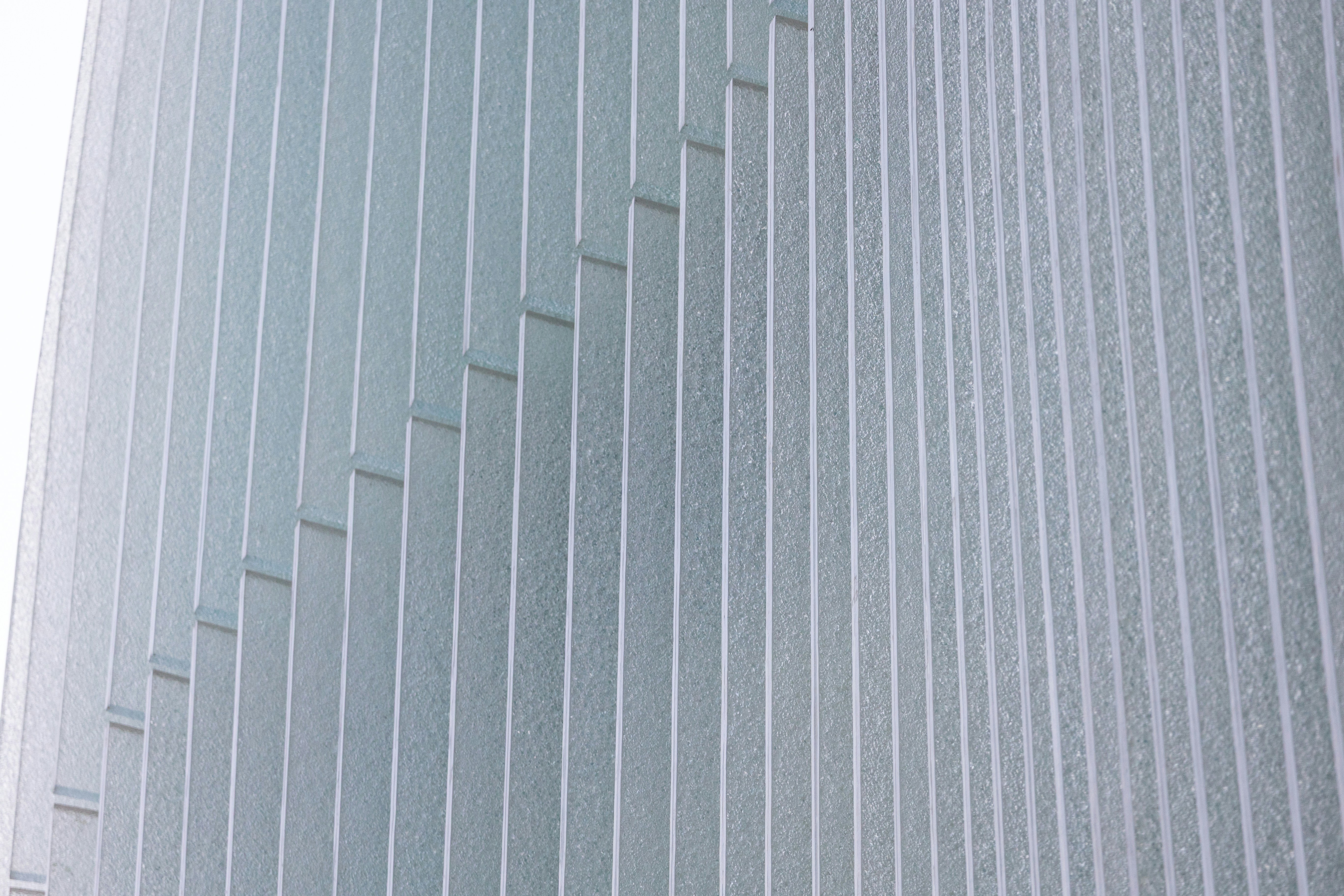Facciata moderna dell'edificio con linee verticali ripetute