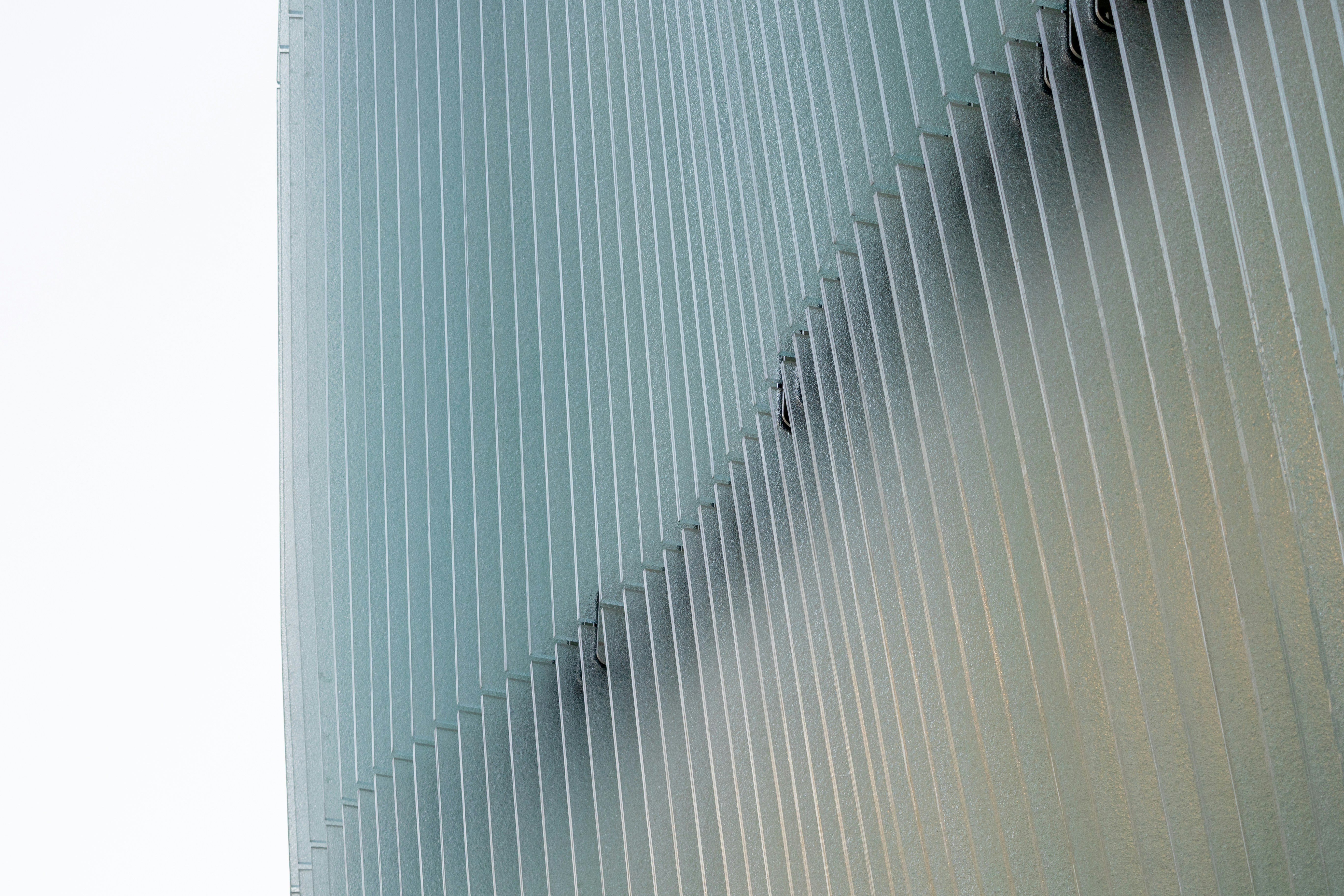 Facciata moderna dell'edificio con linee verticali