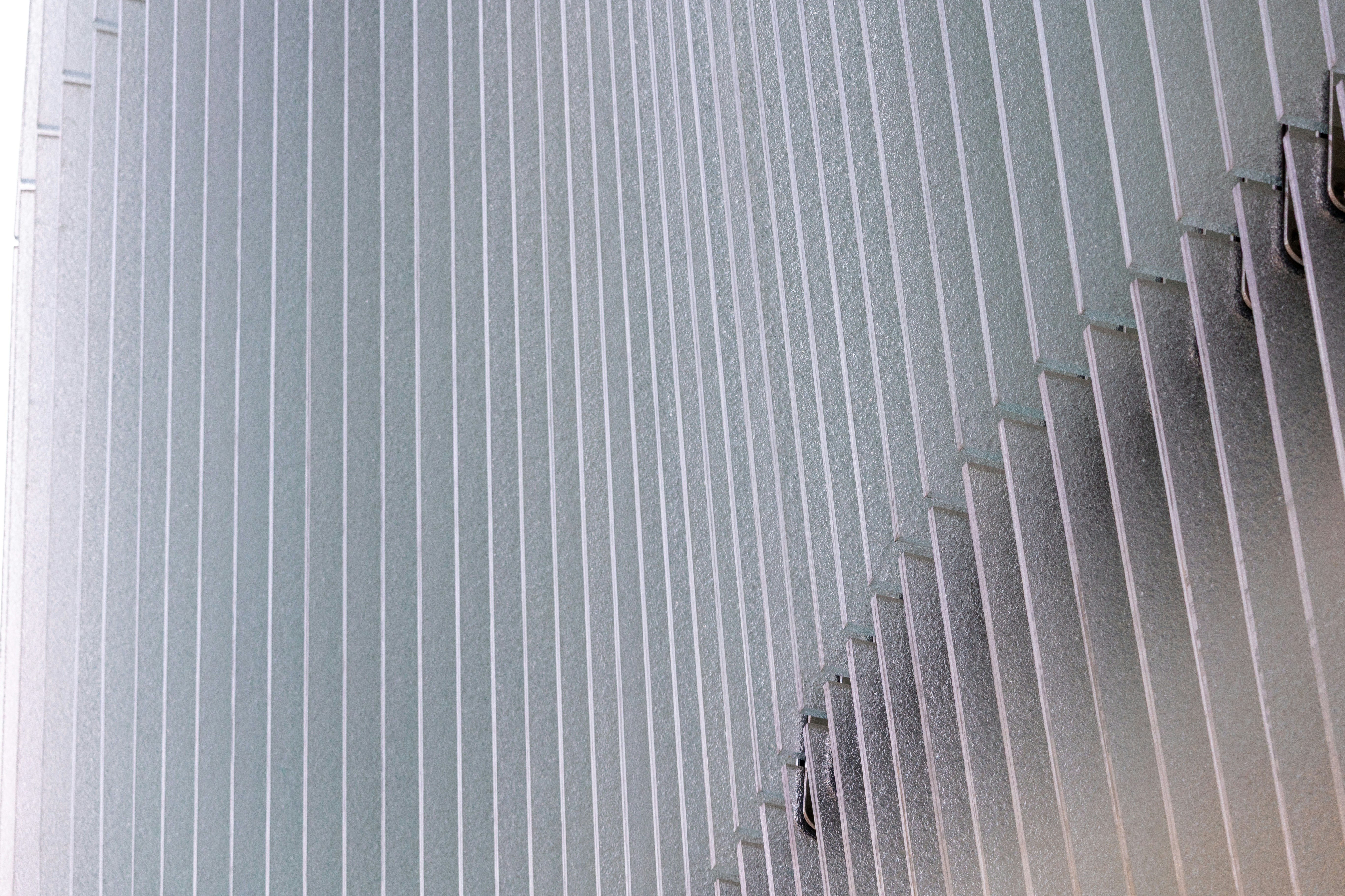 Motivo astratto di linee verticali d'argento.