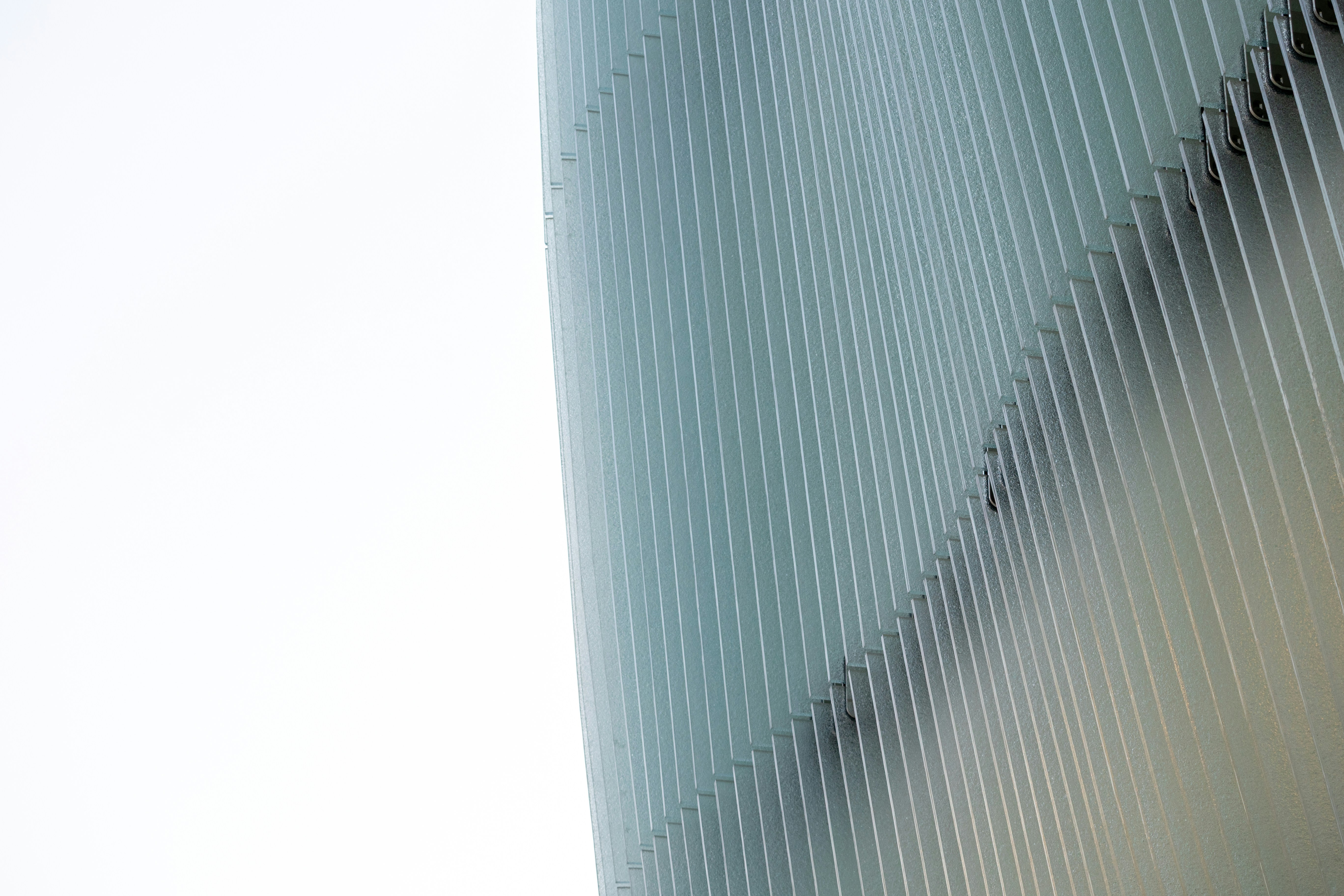 Facciata moderna dell'edificio con pannelli di vetro verticali
