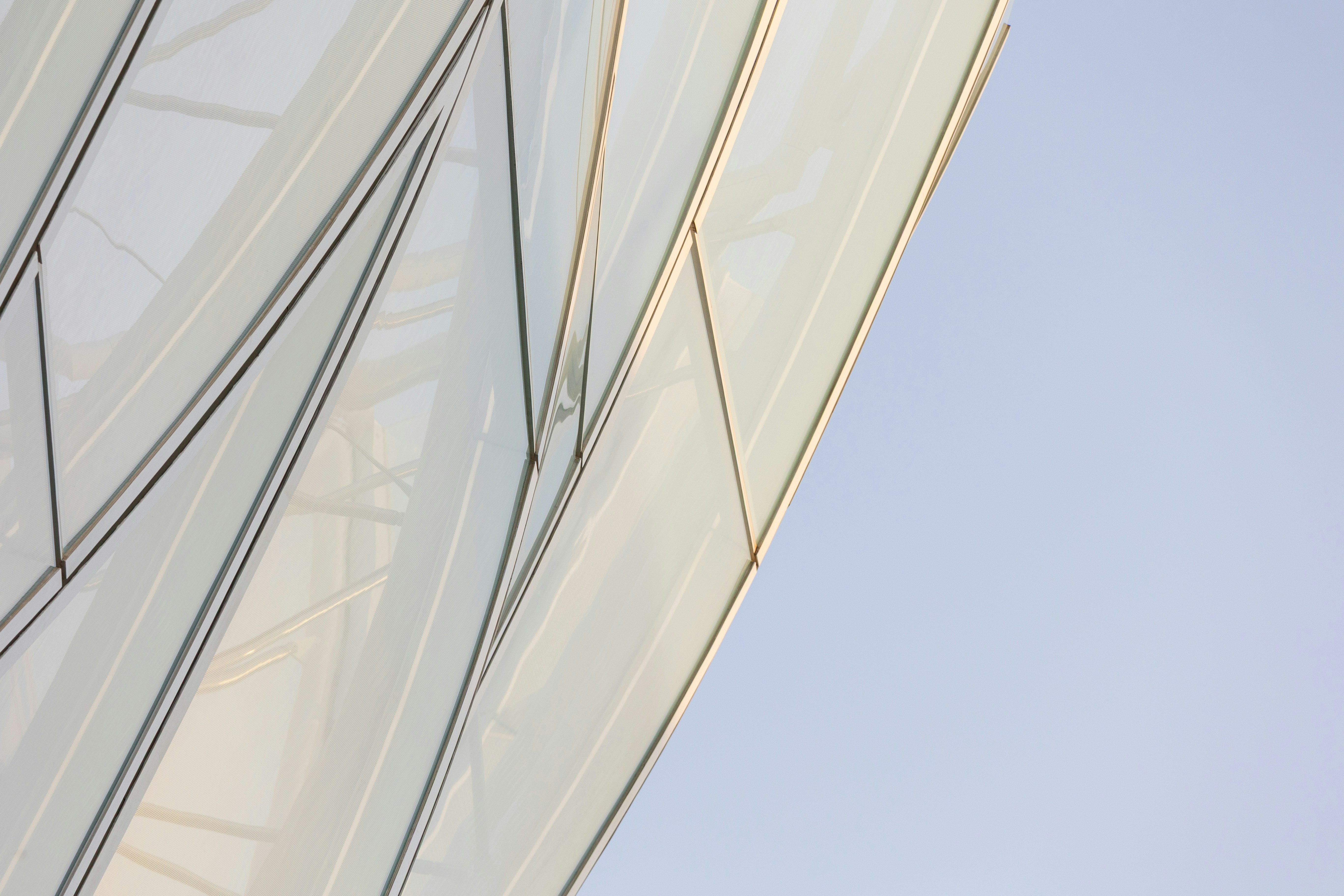 Facciata moderna dell'edificio con motivi geometrici
