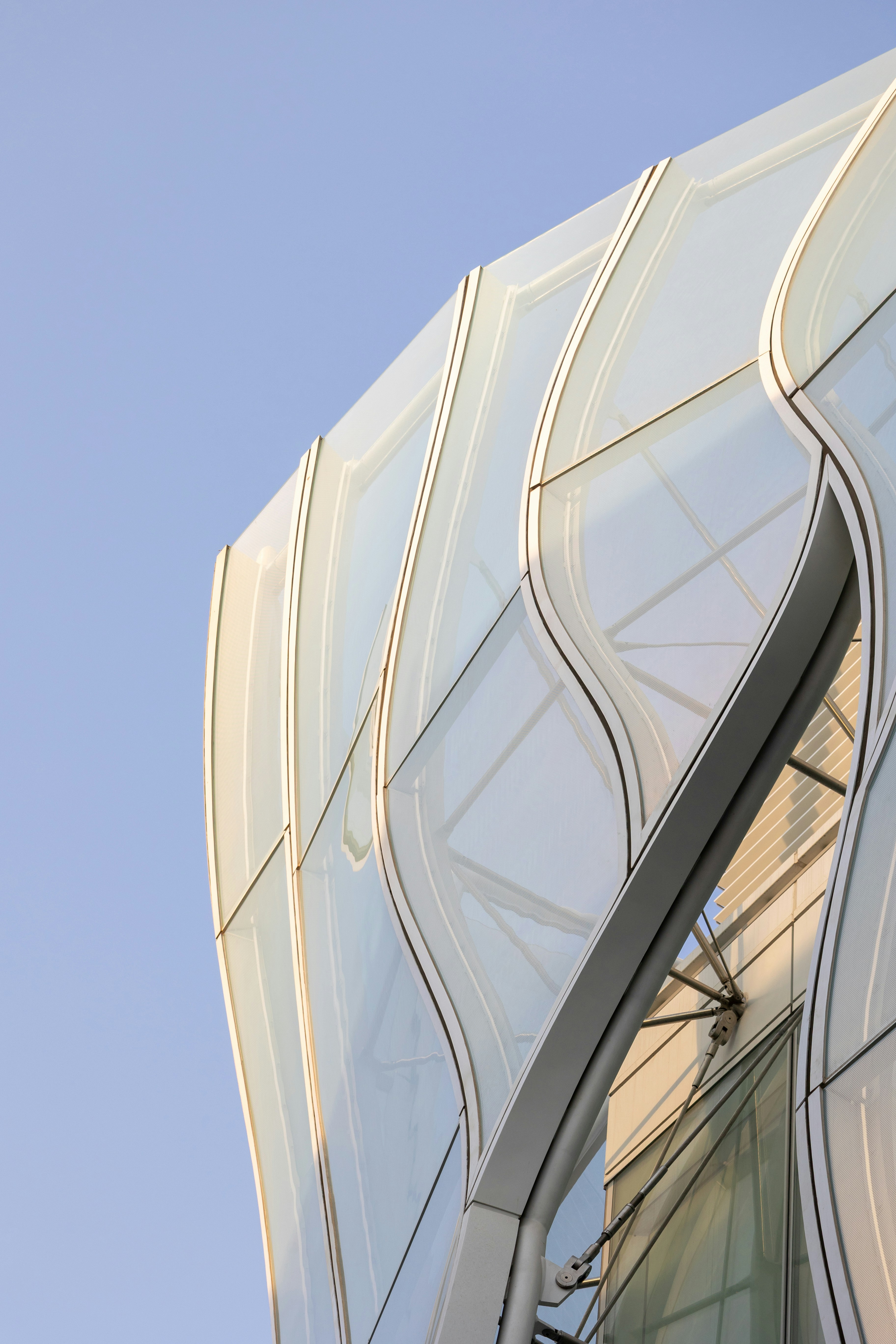 Facciata moderna dell'edificio con pannelli di vetro curvi