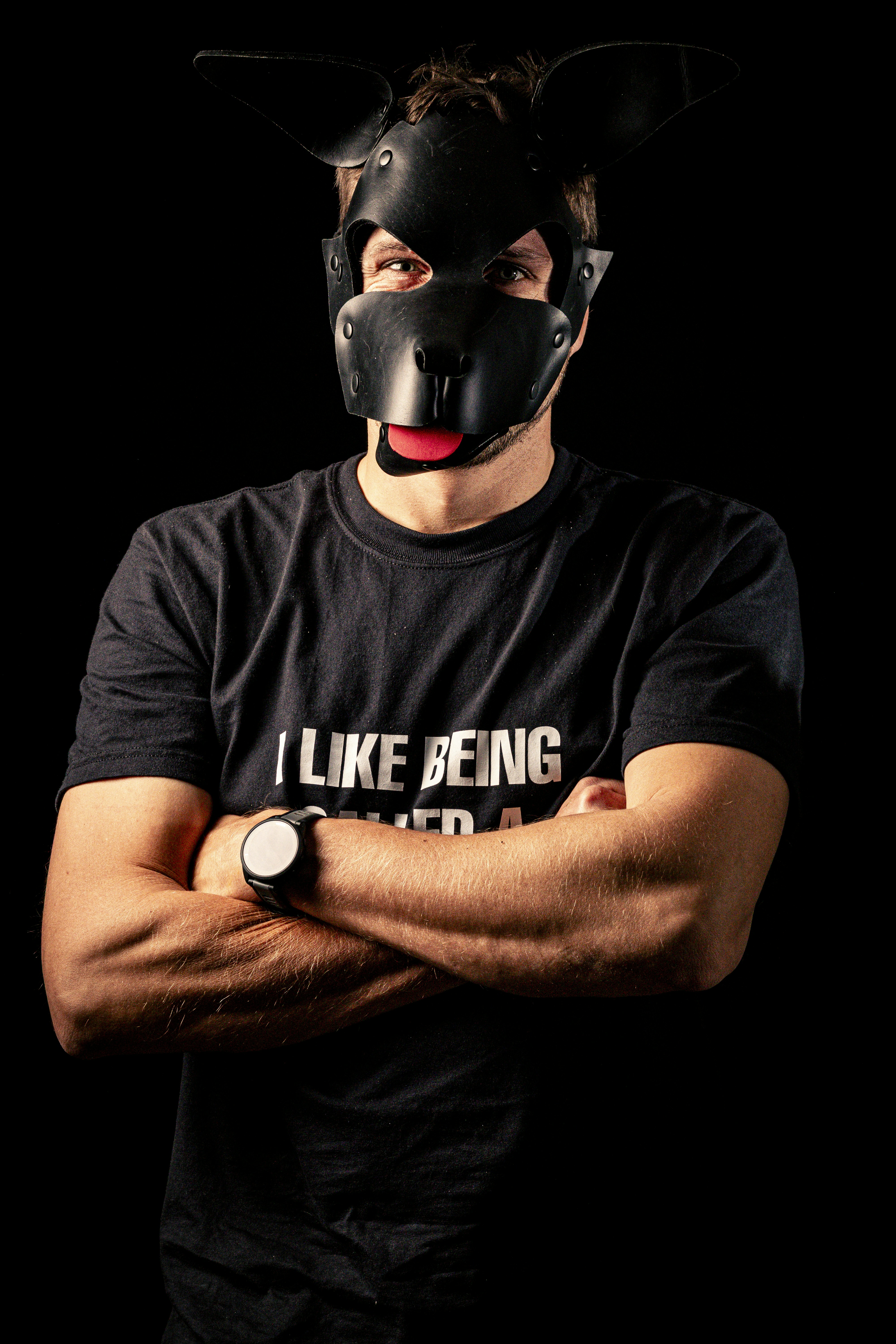 Homme portant un masque de chien noir et un t-shirt