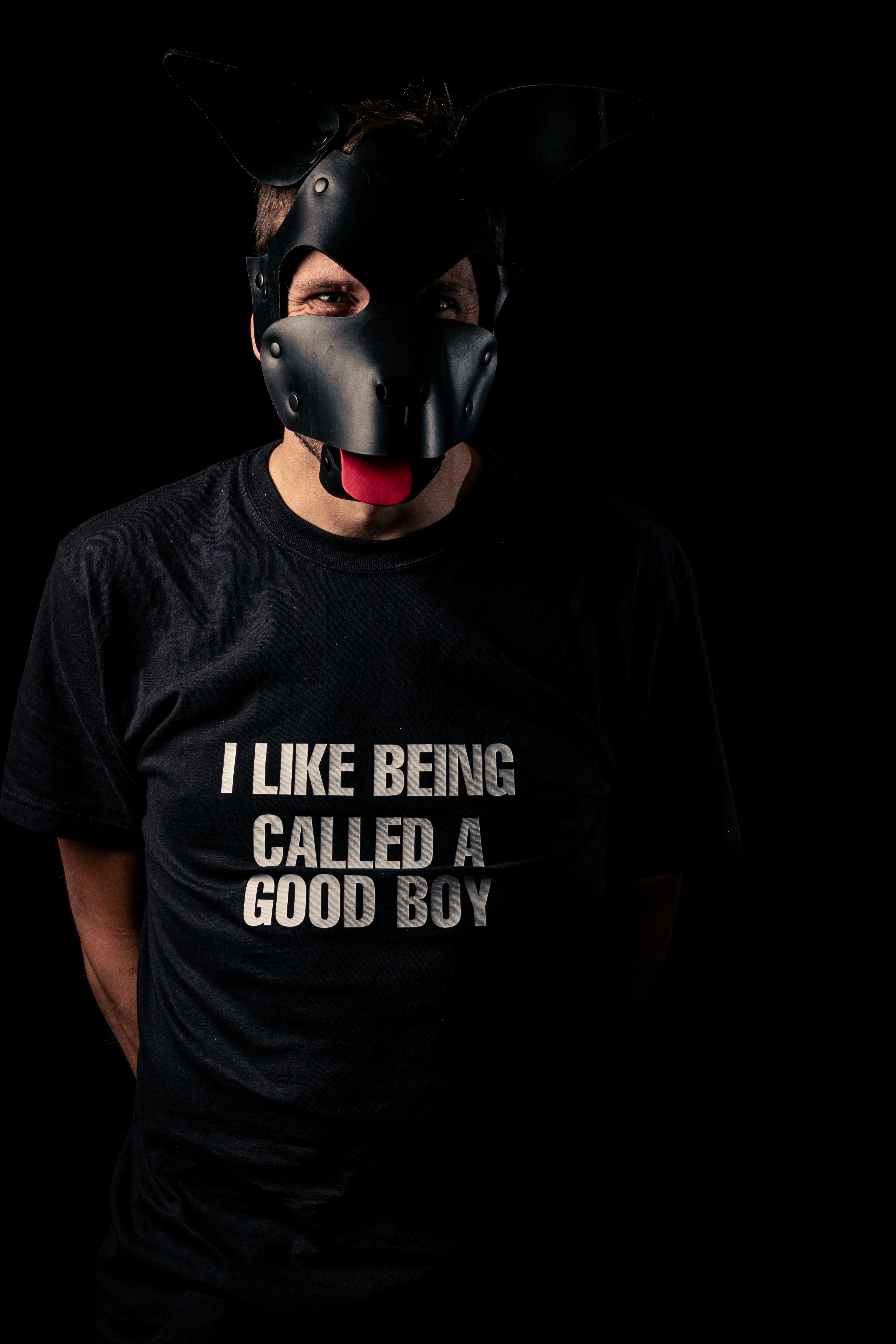 Homme portant un masque de chien et un t-shirt