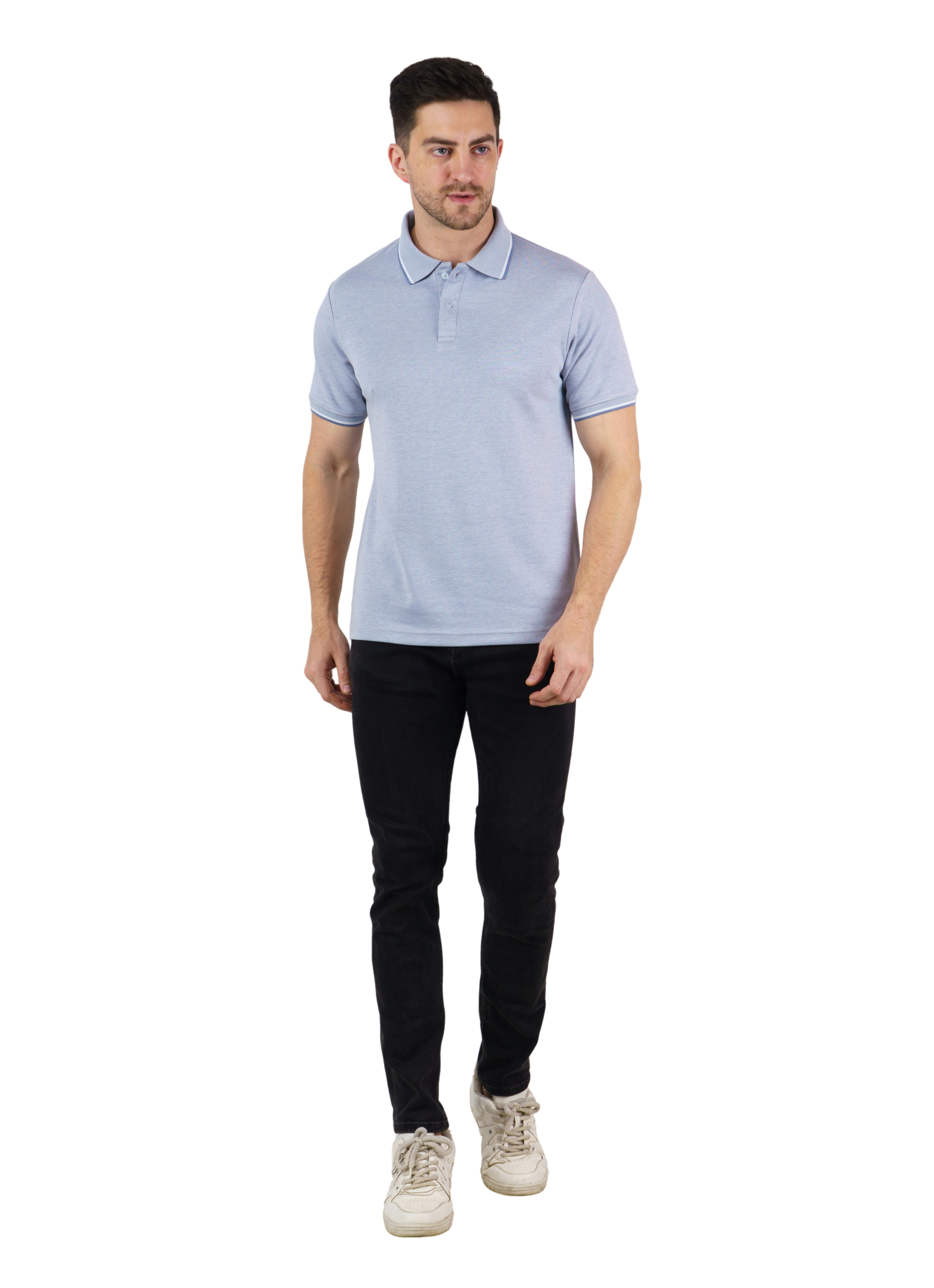 Uomo con una polo azzurro chiaro e jeans neri