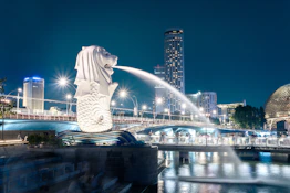 Merlion statue spouting water in singapore at night