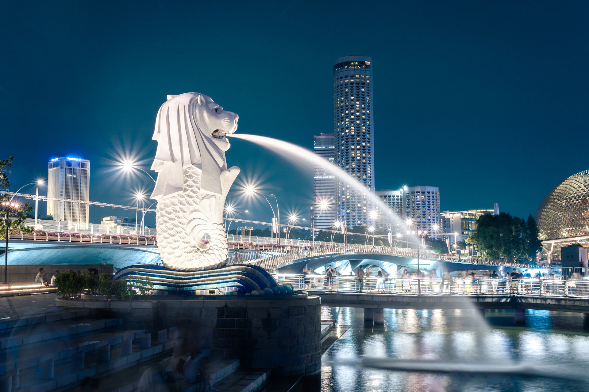 Merlion statue spouting water in singapore at night