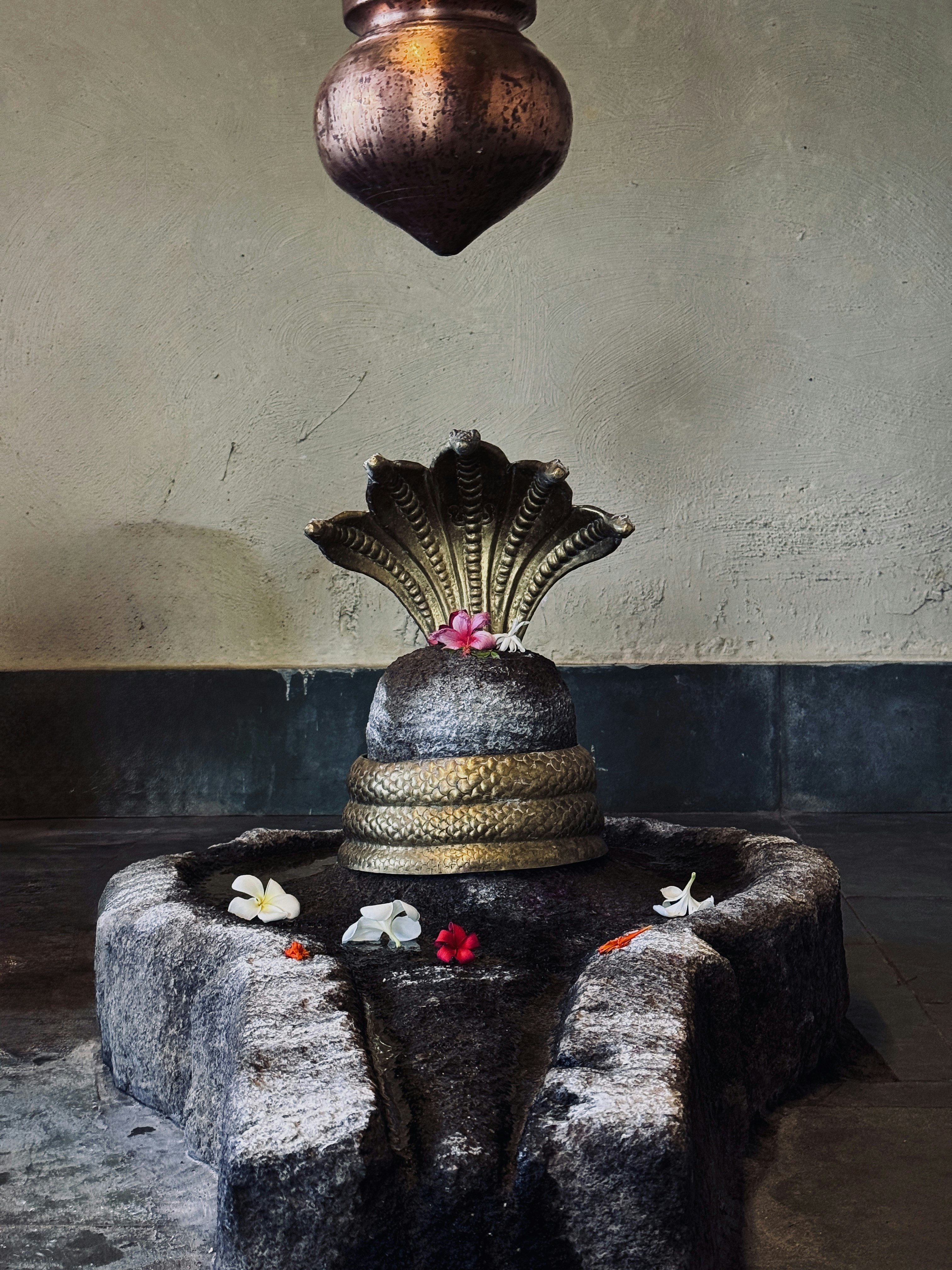 Lingam shiva de pedra com uma cobra de múltiplas cabeças