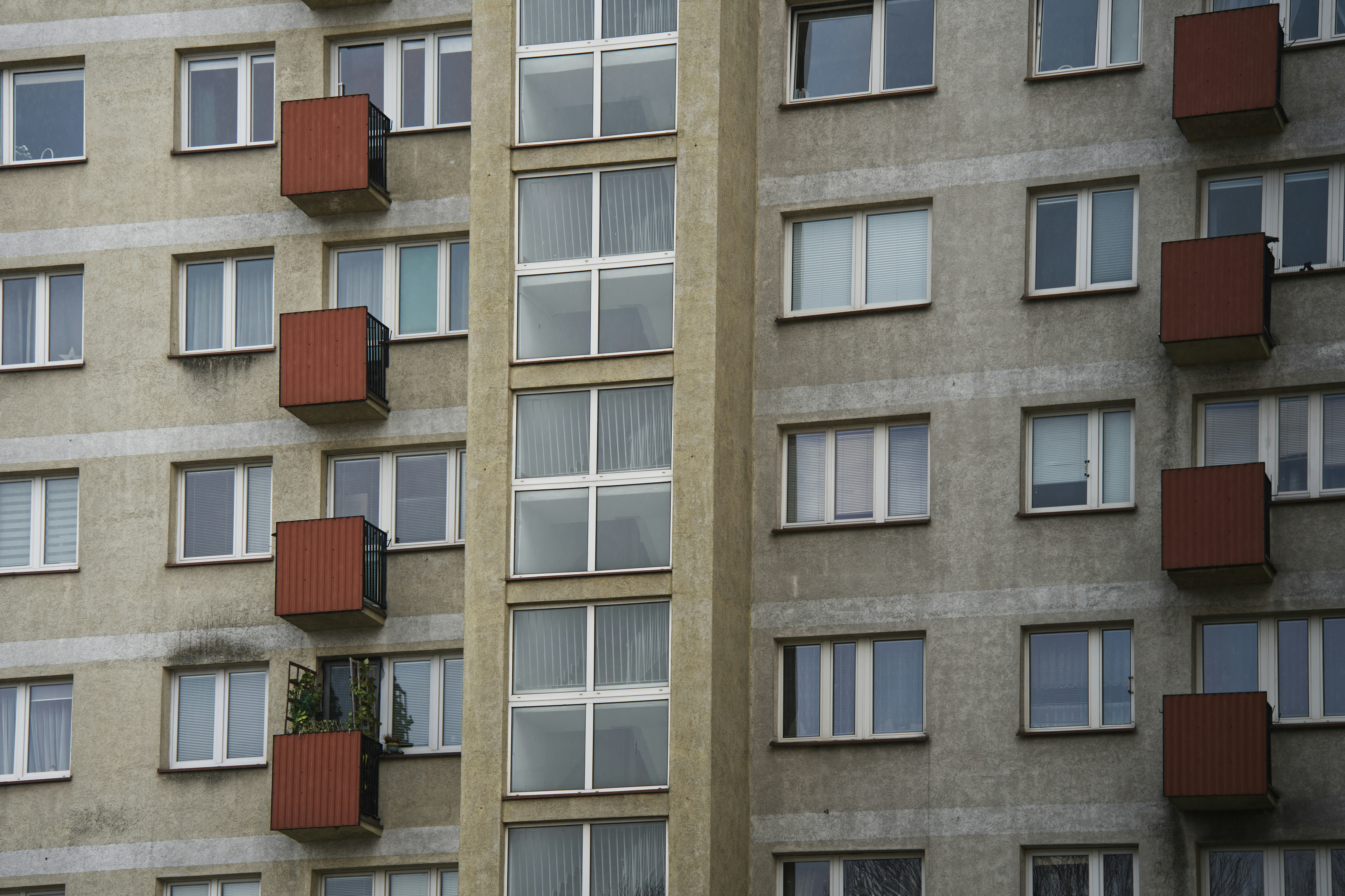 סבלים מעמיסים רהיטים להובלה בחיפה