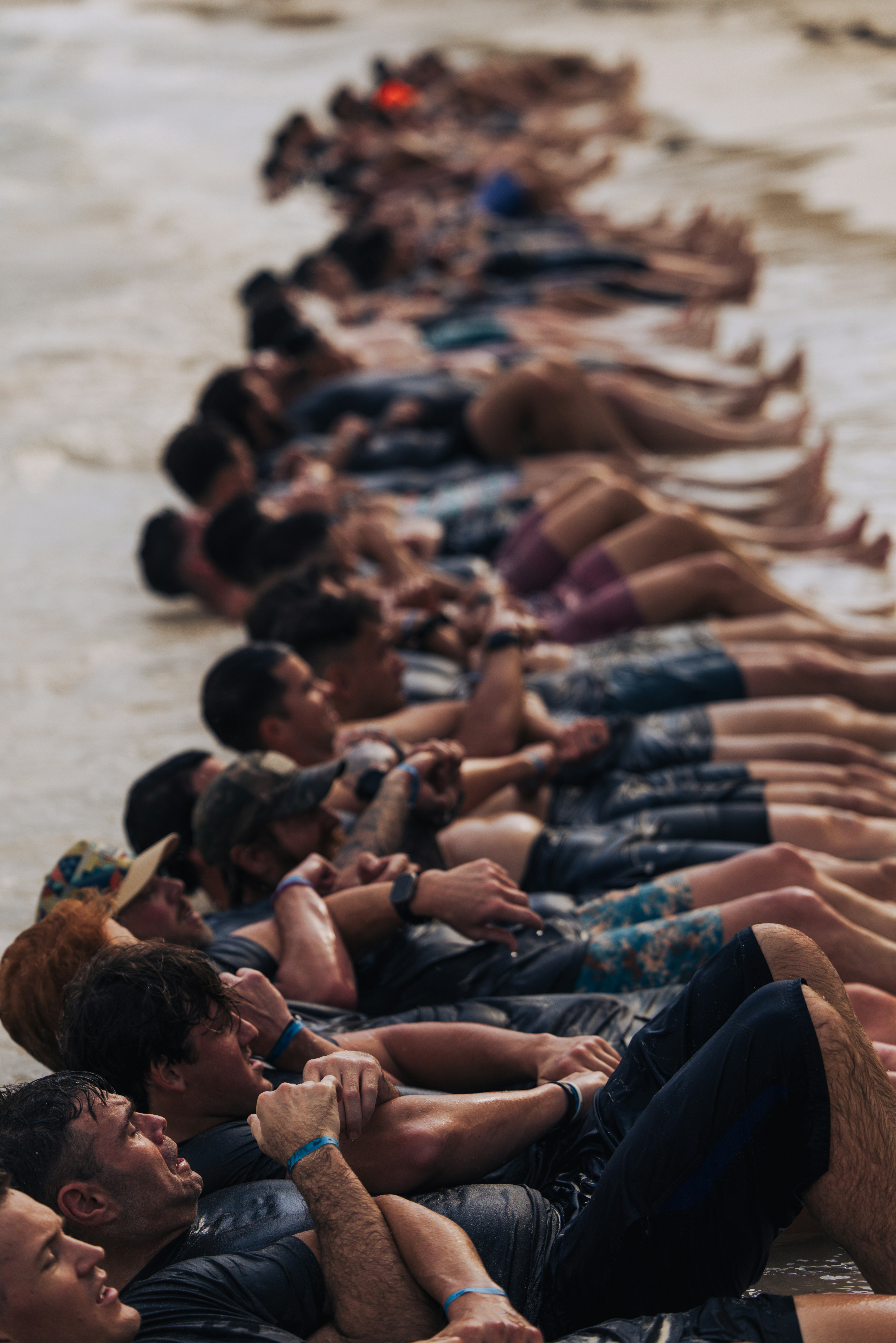 Équipe soudée lors d'un atelier de team building collaboratif avant une soirée d'entreprise sur bateau à Paris