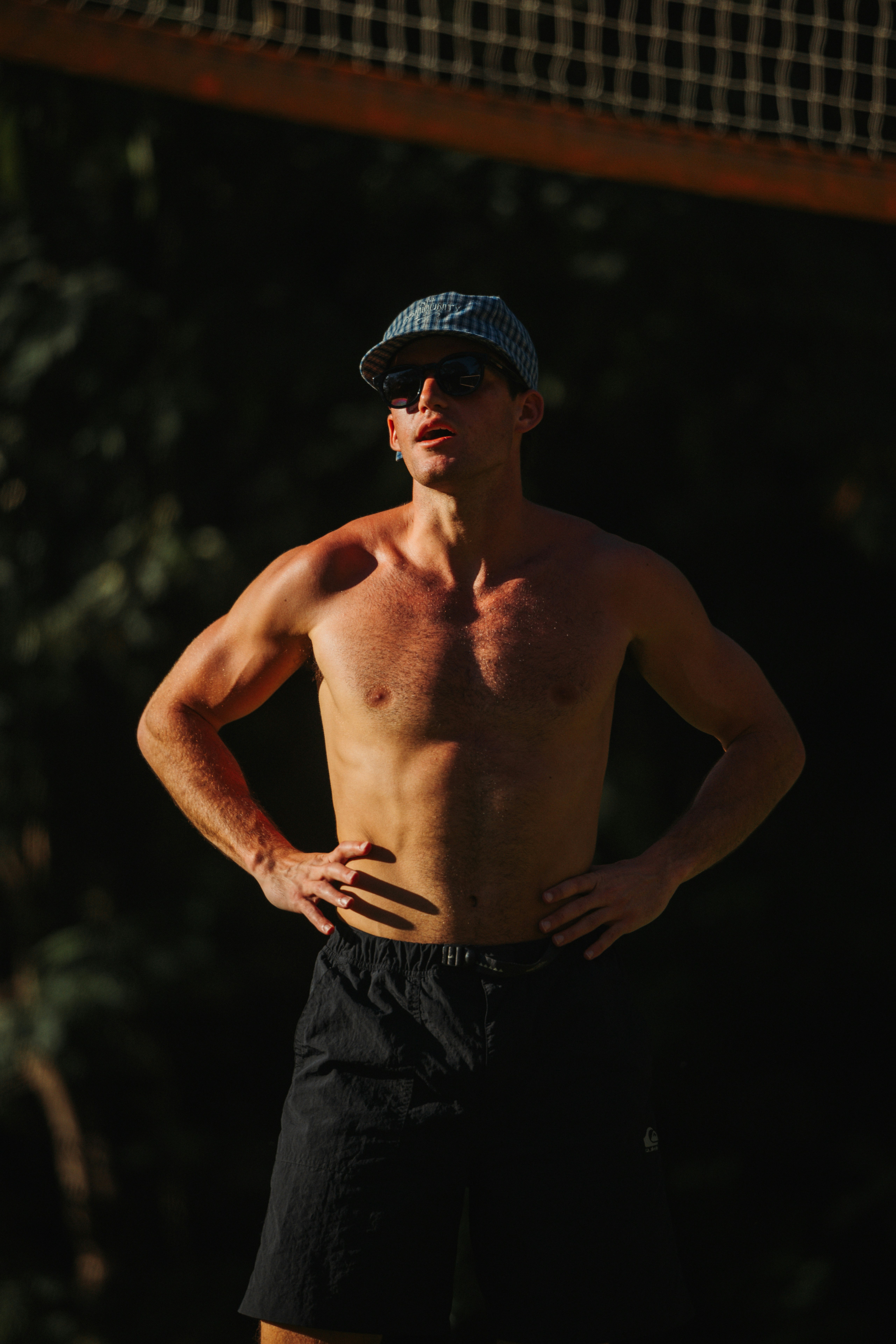 Uomo con cappello e occhiali da sole in una giornata di sole