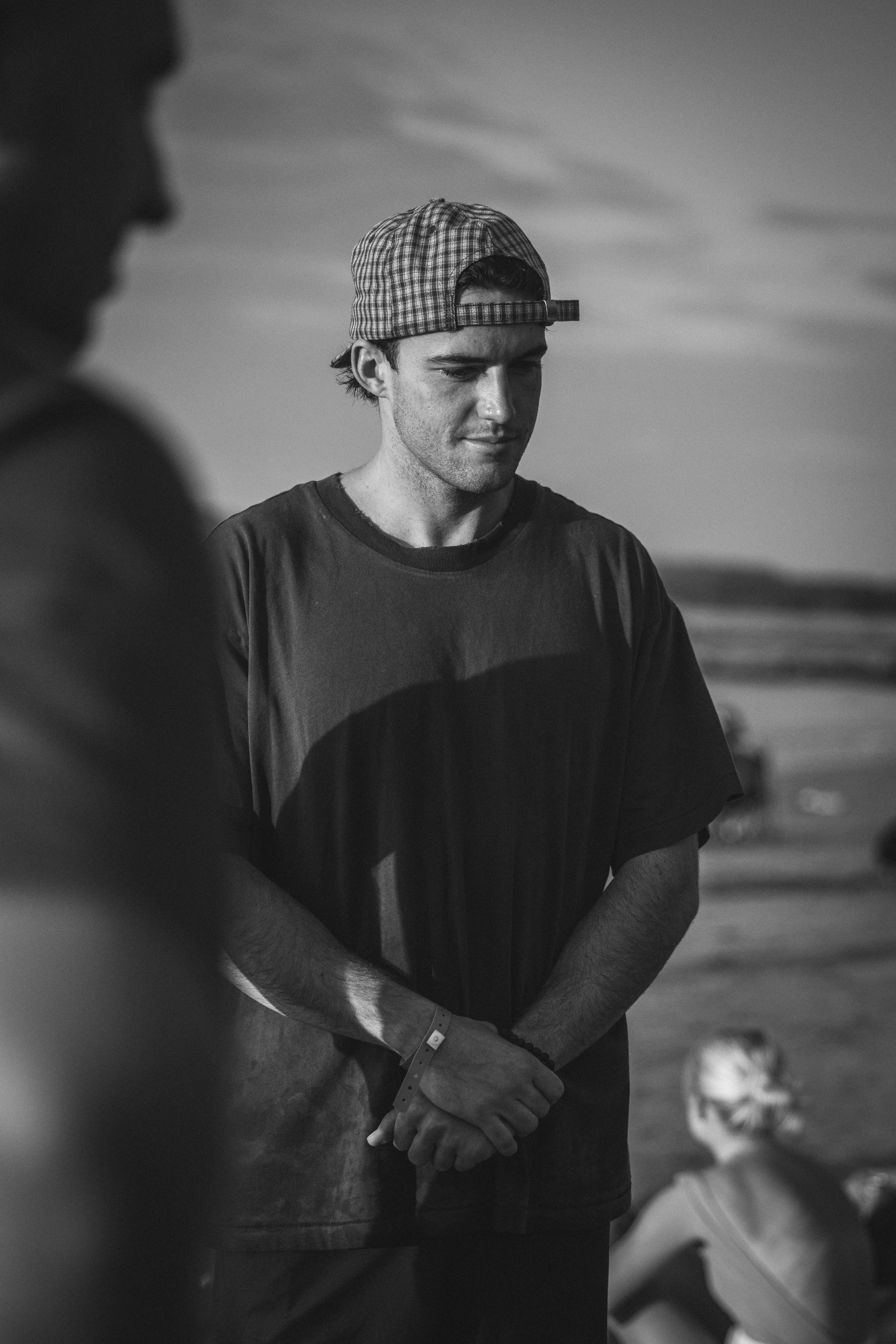 Homme portant une casquette de baseball à carreaux et un t-shirt