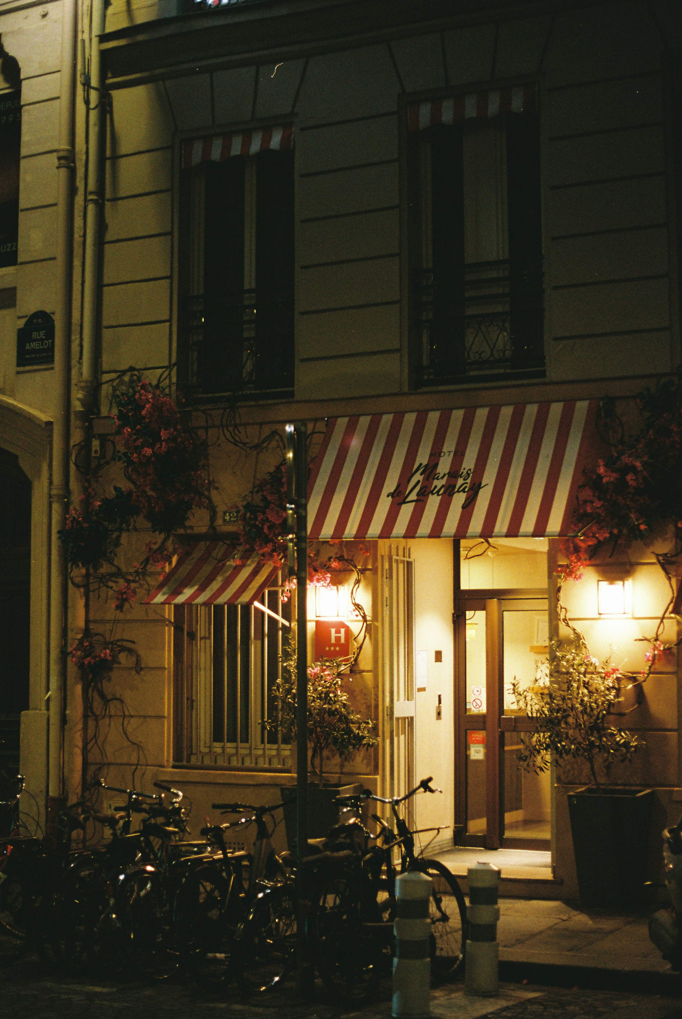 Entrée de l’hôtel avec auvent rayé la nuit