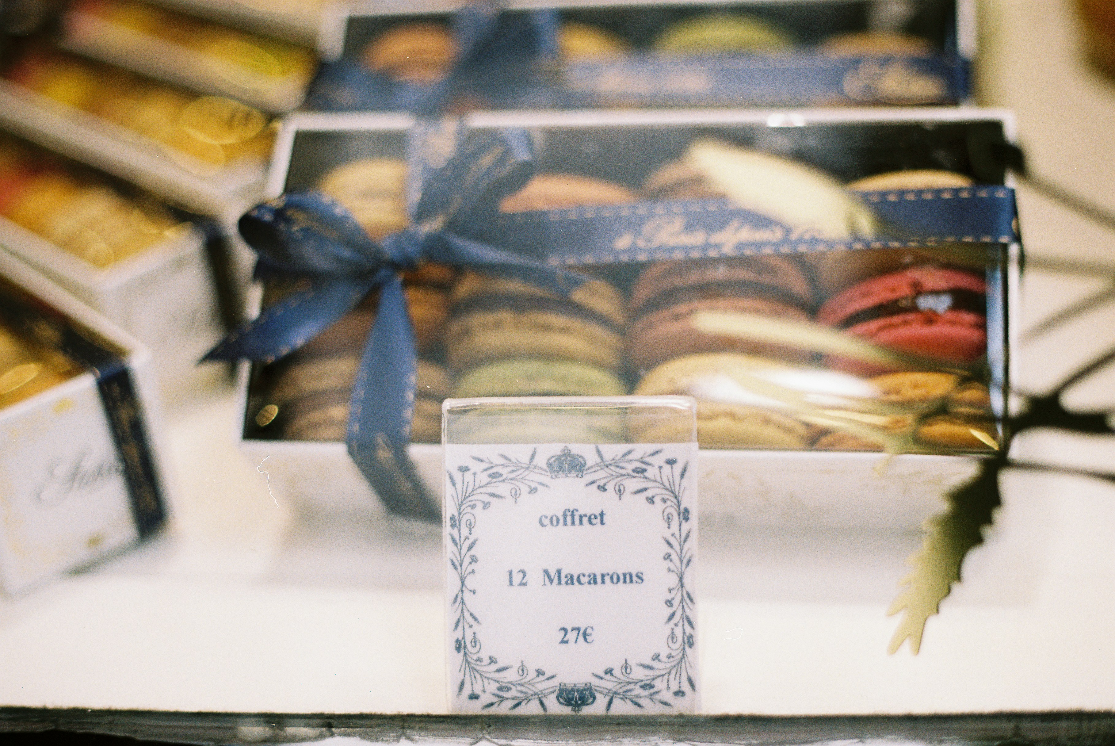 Surtido de macarons coloridos en una caja de regalo