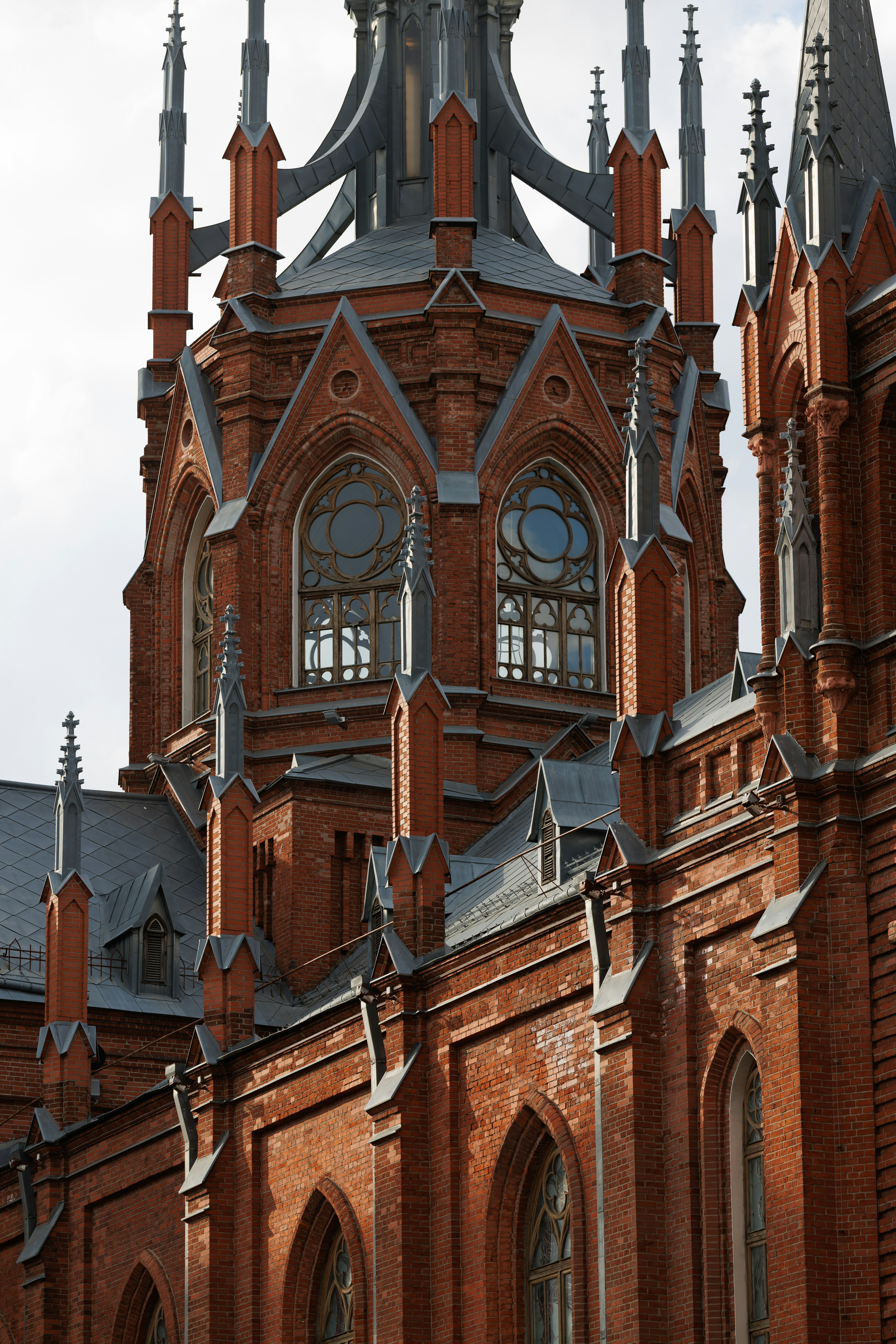 Gotisches Backsteingebäude mit Türmen und Bogenfenstern