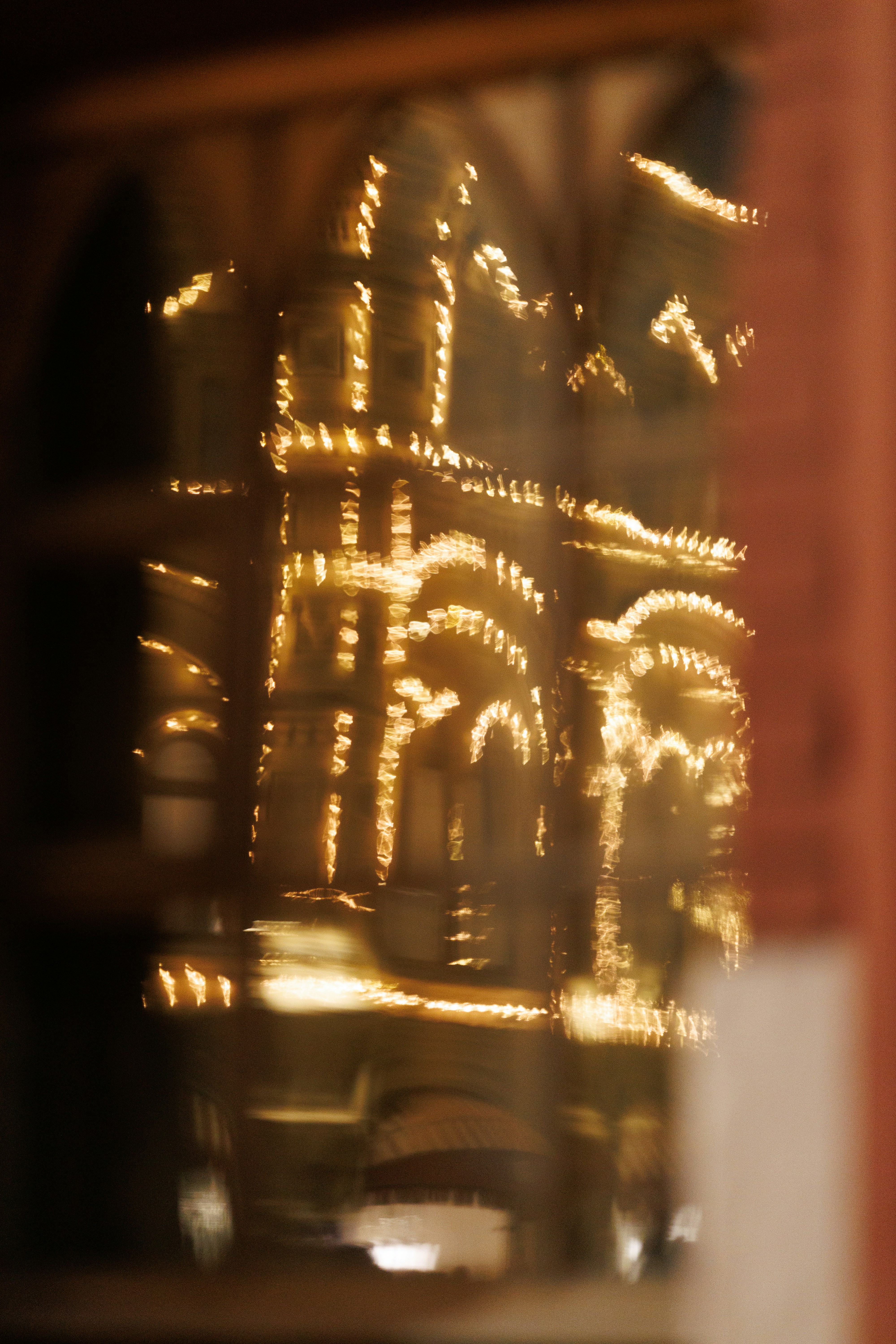 Unscharfe Lichter an einem Gebäude bei Nacht